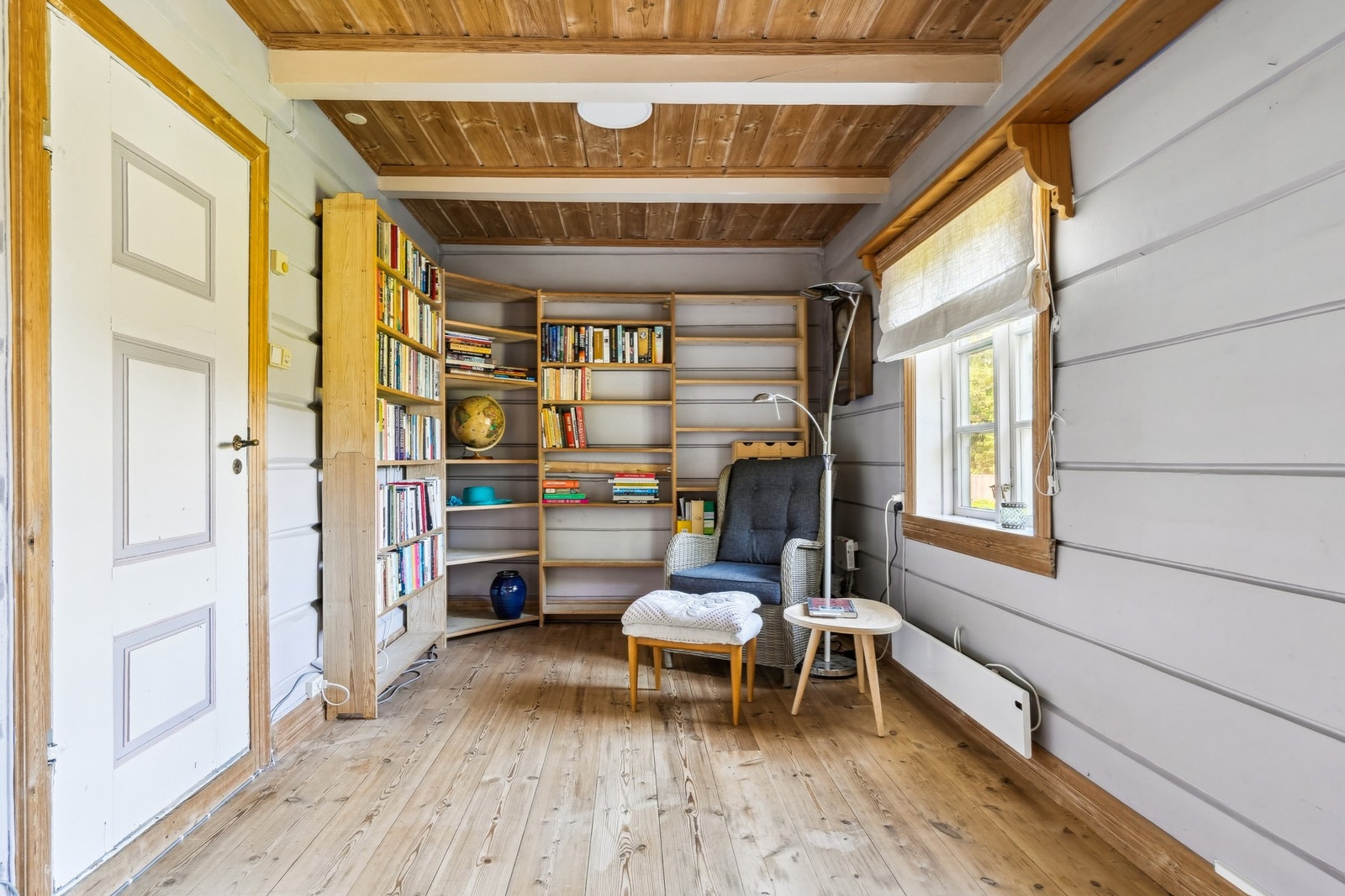 Dette rommet er nyttet til kontor og bibliotek, kan innredes etter ønske. Dør til lillestuen.. Galleribilde