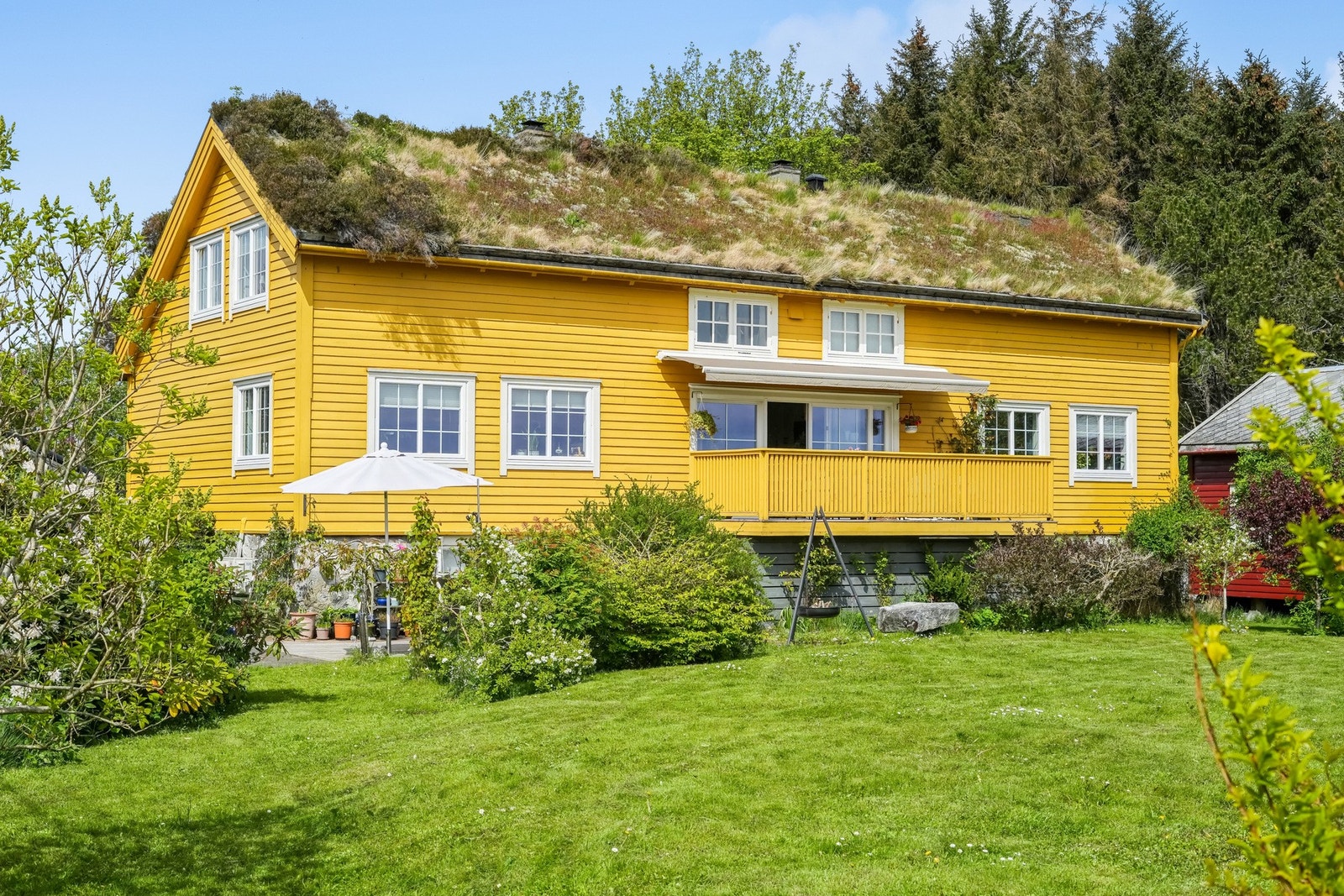 De vakre omgivelsene rundt boligen, gjør det enkelt å nyte dagene i sin egen hage. Galleribilde