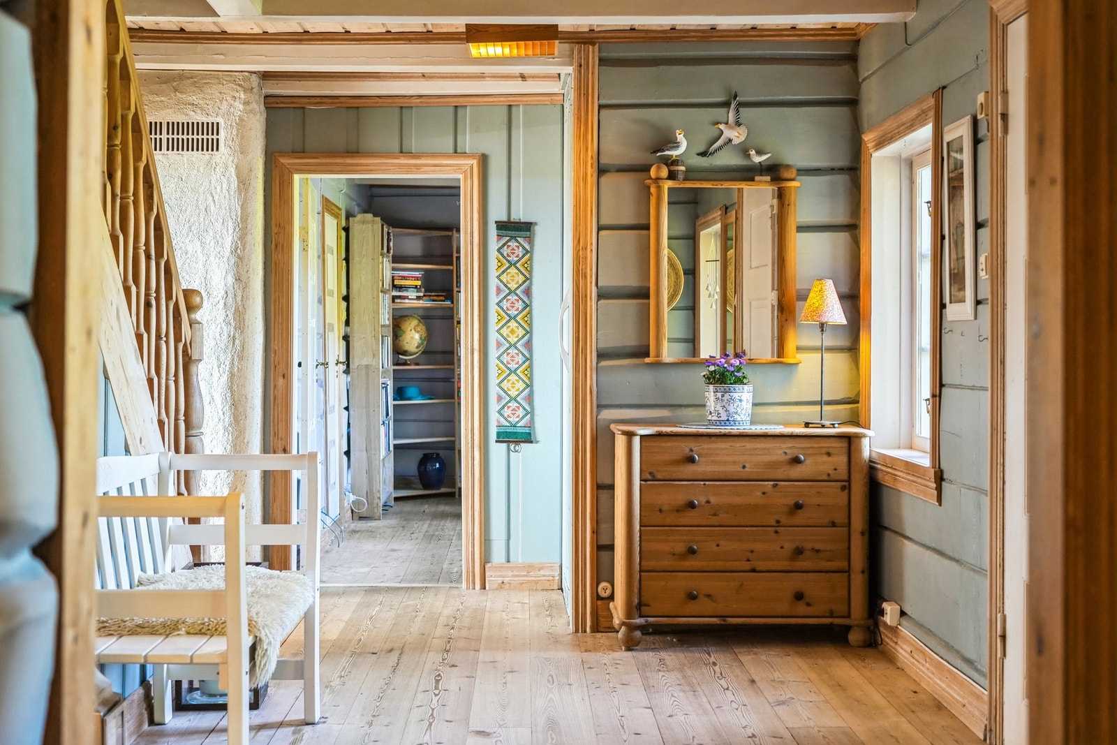 Her er det god plass til oppbevaringsmøbler etter ønske, rett frem er dør til biblioteket og bak veggen med speilet så skjuler kjølerommet seg. Galleribilde
