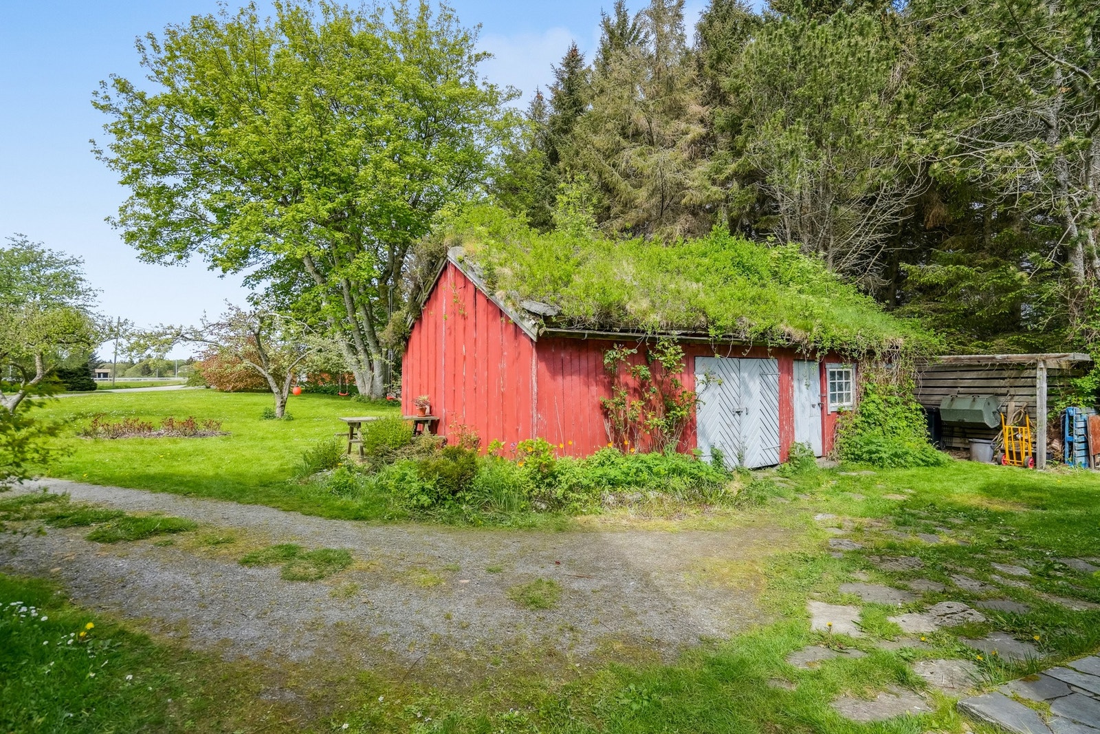 Uthuset er av enkel standard, oppført i trekonstruksjoner, utvendig kledd med stående bordkledning. Takkonstruksjon er i trekonstruksjoner som er tekket med torvtak. Galleribilde