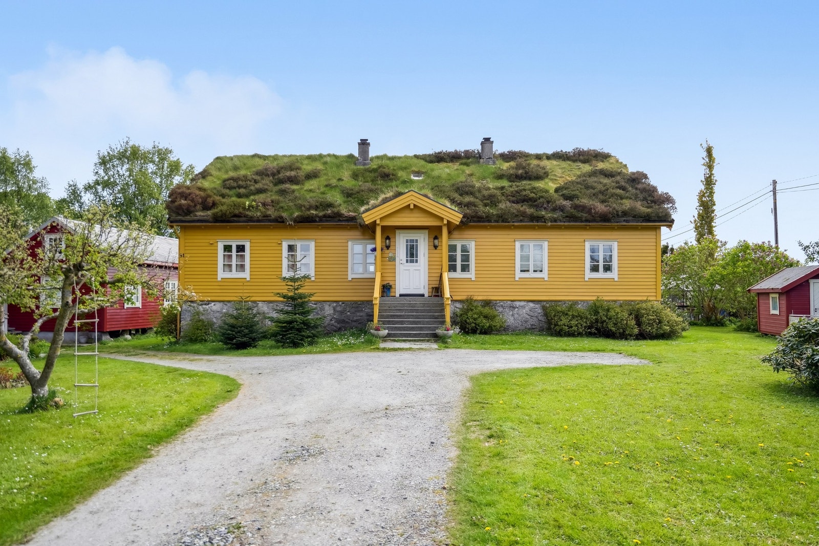 På tunet er du hjertelig velkommen - her venter unike bygninger og et flott hageområde. Lekehytte for de små til høyre for hovedhuset. Galleribilde