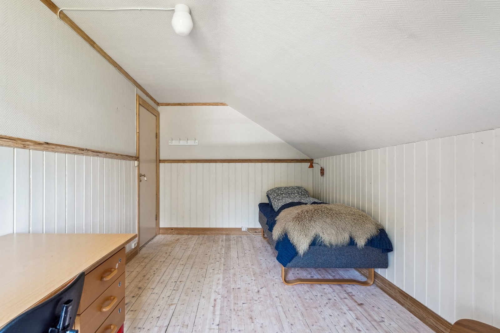 Soverom nr 5 med plass til seng, nattbord og kommode/garderobeskap. Galleribilde