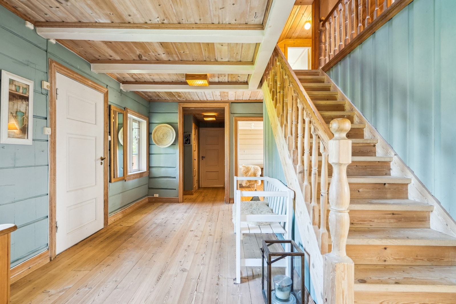 I den romslige og lune hallen er det originalt tømmer og solide furugulv som setter stemningen. Galleribilde