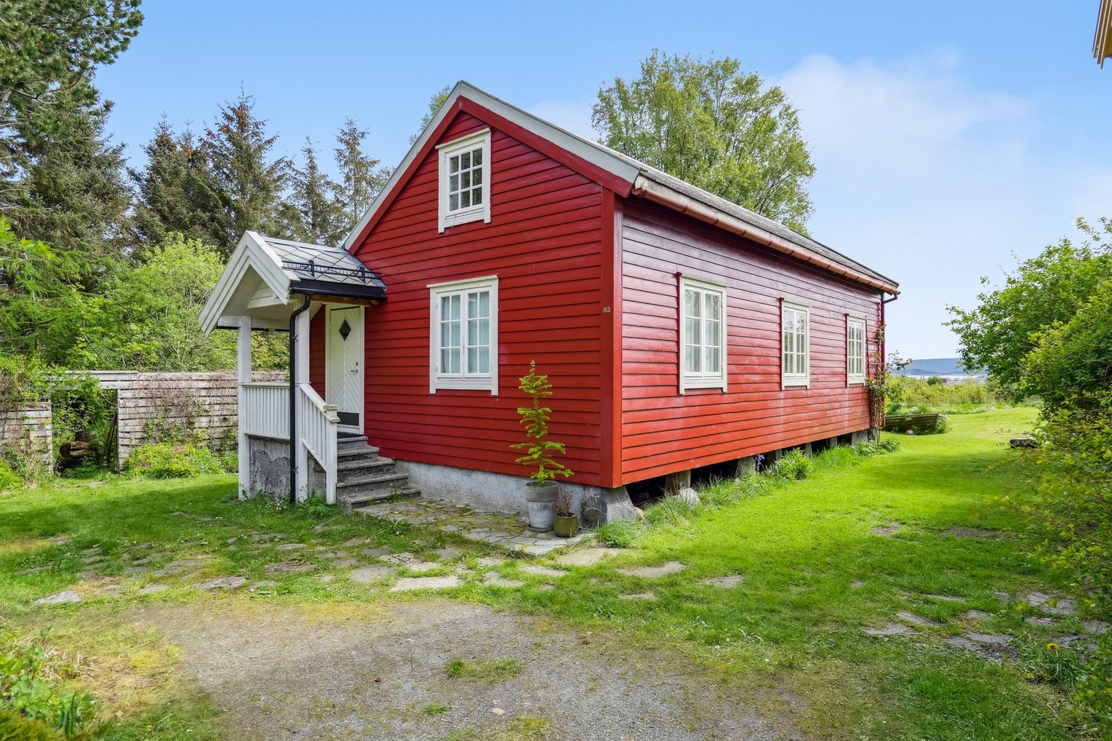 Stabburet ble på midten av 1980-tallet ominnredet til "kårstove", det ble montert inn vinduer og modernisert. Galleribilde