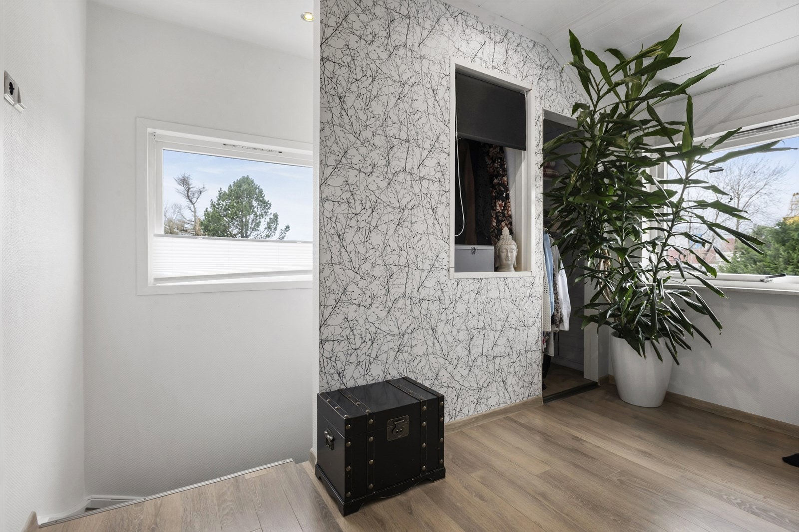 I 3. etg. er det bad og 2 soverom, samt nedtrekkbar luke i himling til loft med god oppbevaringsmulighet. Galleribilde