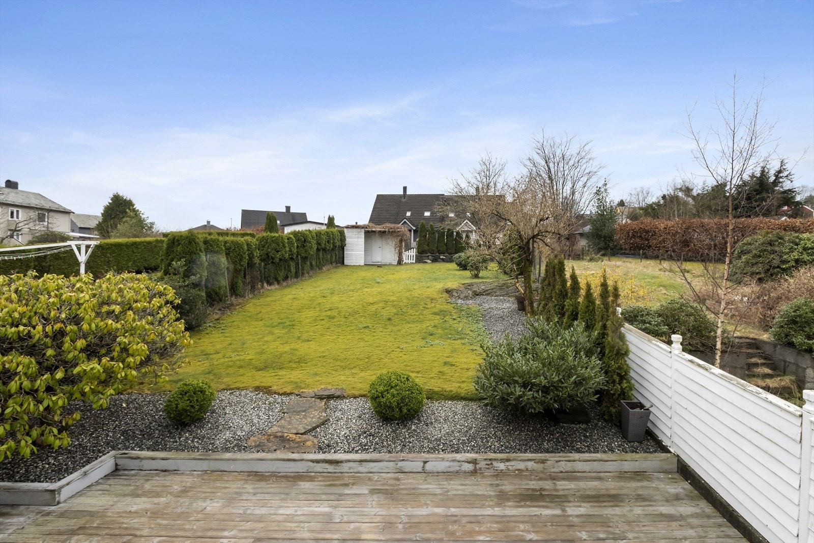 Her får du rikelig med hageareal med varierende beplantning, samt utvendig bod. Til gjester i borettslaget er det parkering på gruslagt plass bak frittstående bod. Galleribilde