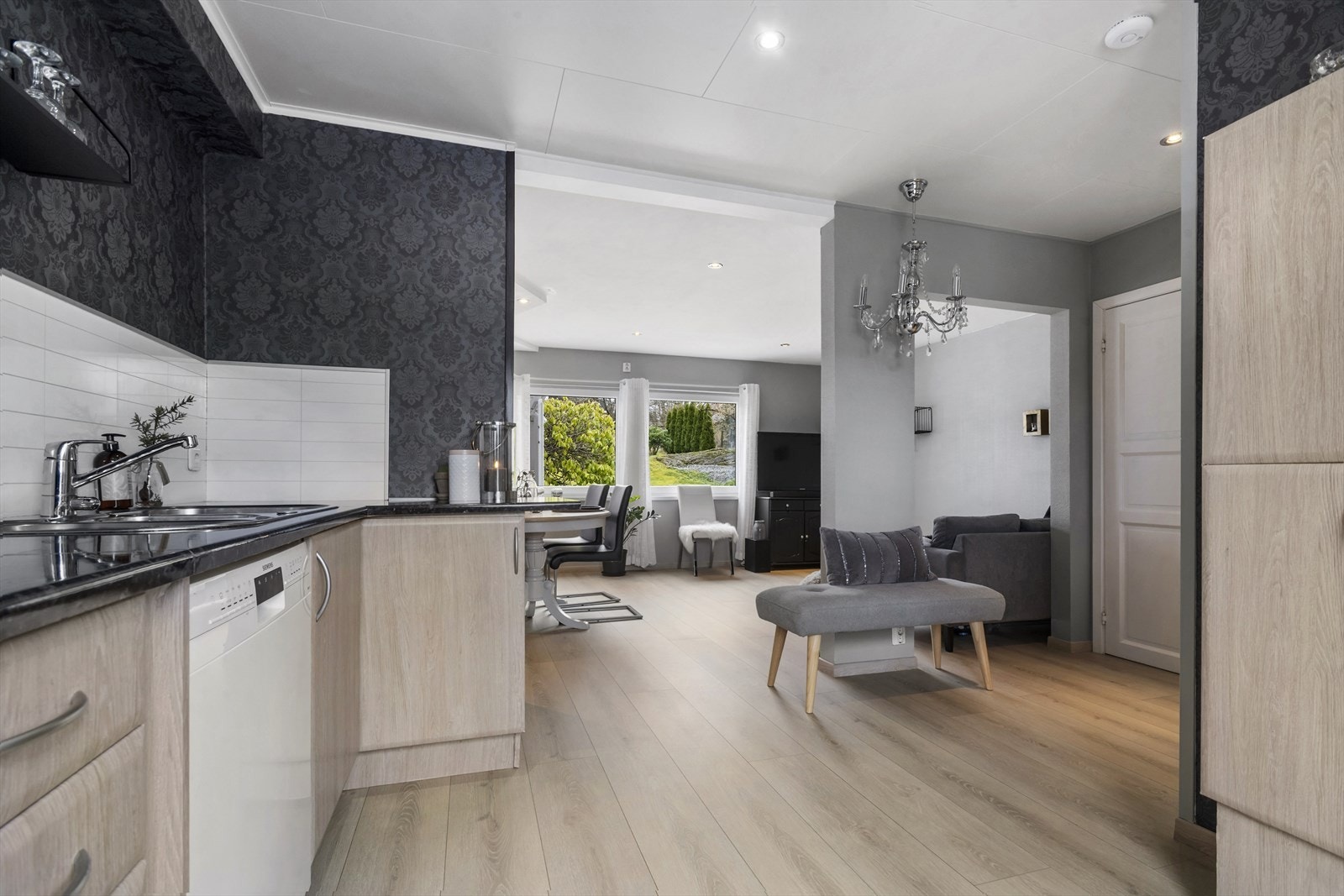 Åpen stue- og kjøkkenløsning der man kan underholde gjestene under matlagingen. Galleribilde