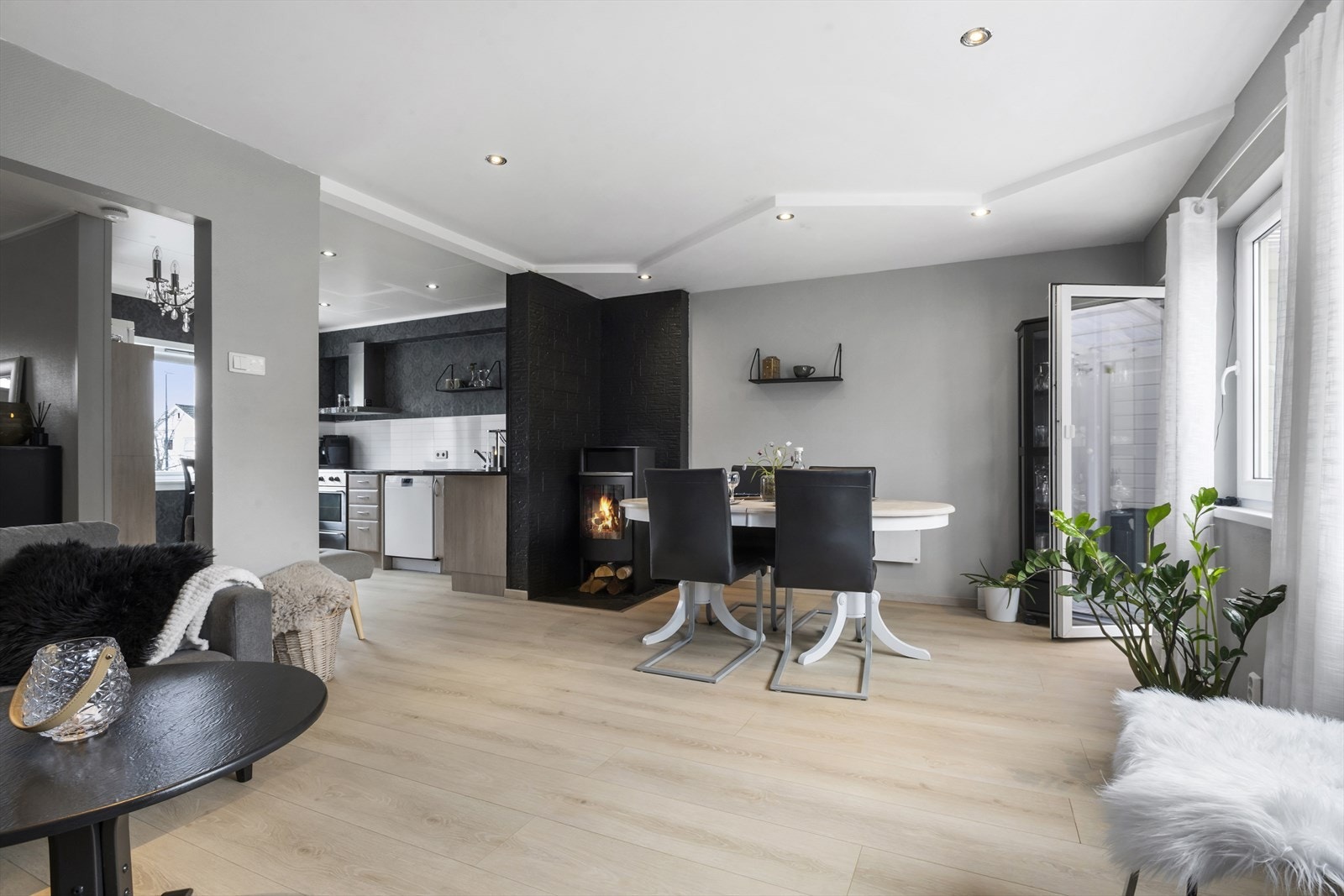 Fra stuen har du tilkomst til sørvendt terrasse med delvis overbygget uteplass, samt romslig hage Galleribilde