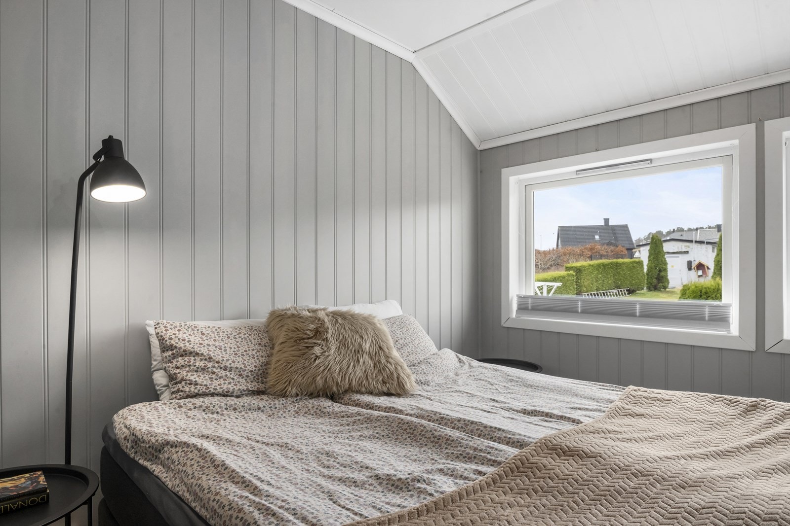 Plass til dobbeltseng, nattbord og kommode/garderobeskap. Galleribilde