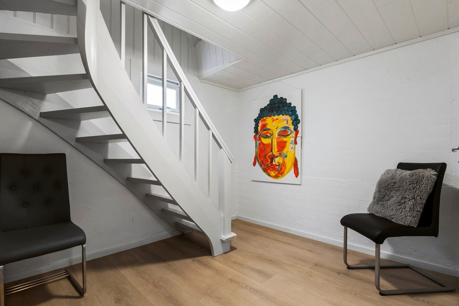 I kjeller er det tillaget vaskeromsfunksjon med brettkant, samt innredet kjellerstue Galleribilde