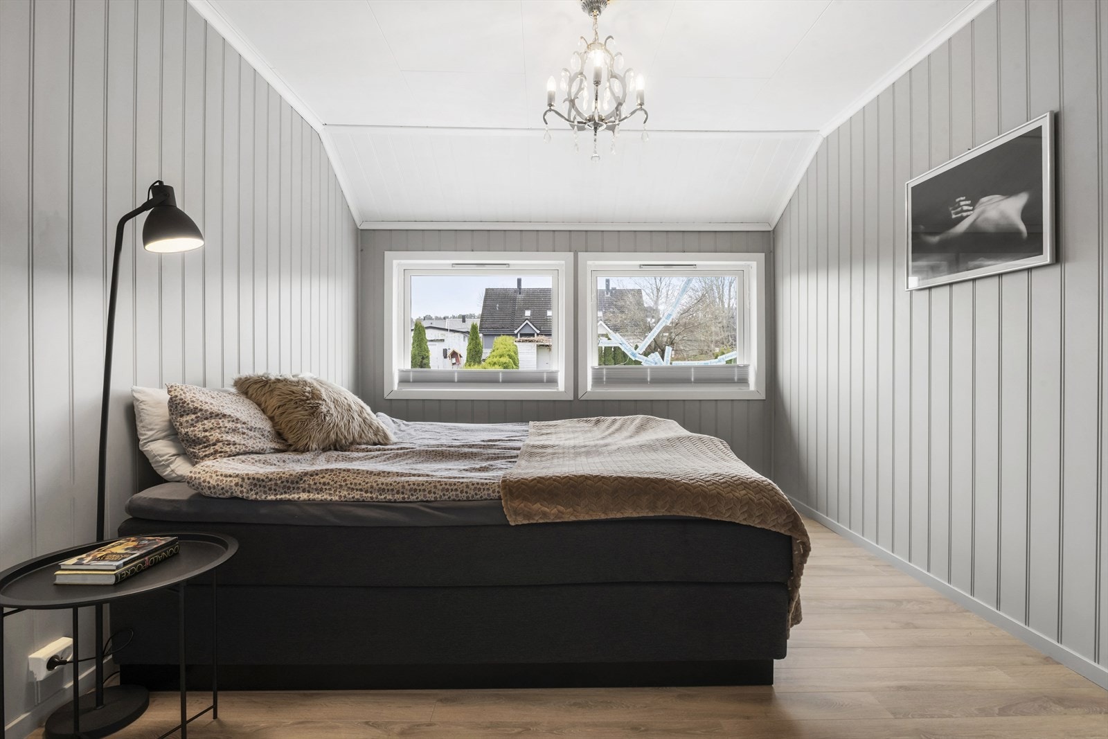 Hovedsoverommet er av god størrelse og malt med lun farge på vegg. Et av vinduene er sprukket og bør skiftes ut. Galleribilde