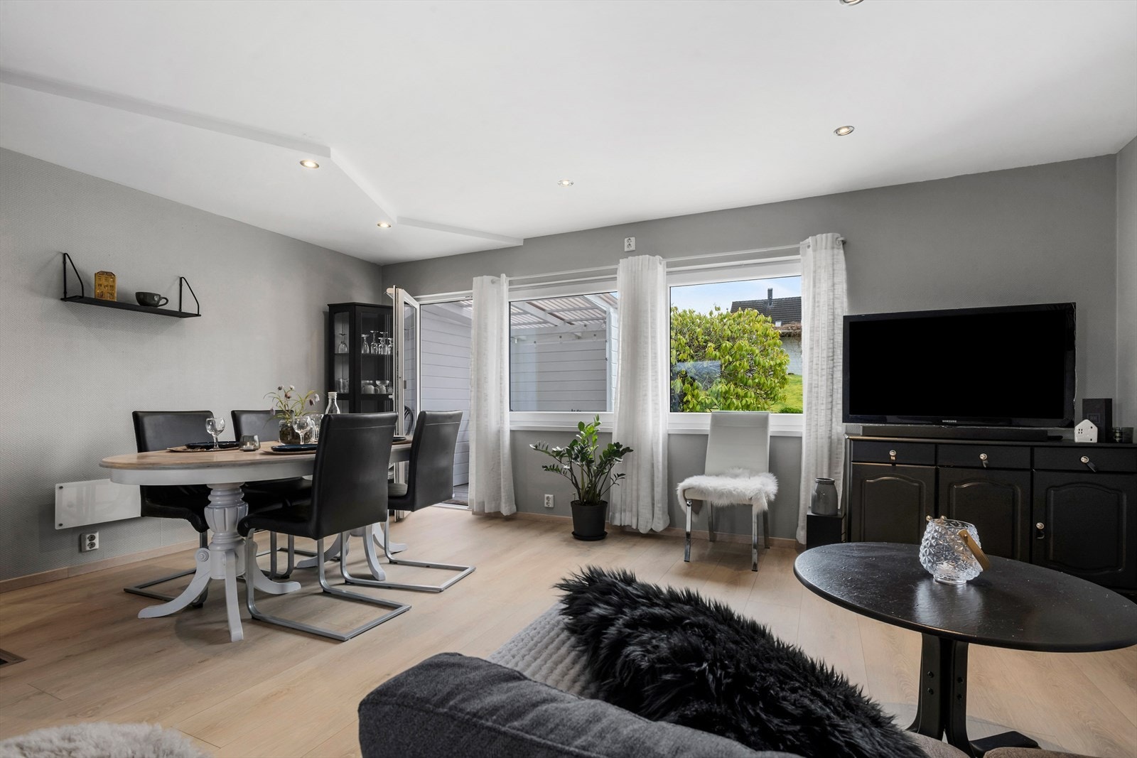 Til oppvarming er det montert varmepumpe i gang med fordeling av varme mellom 1.og 2.etasje. I tillegg er det vedovn i stue. Galleribilde