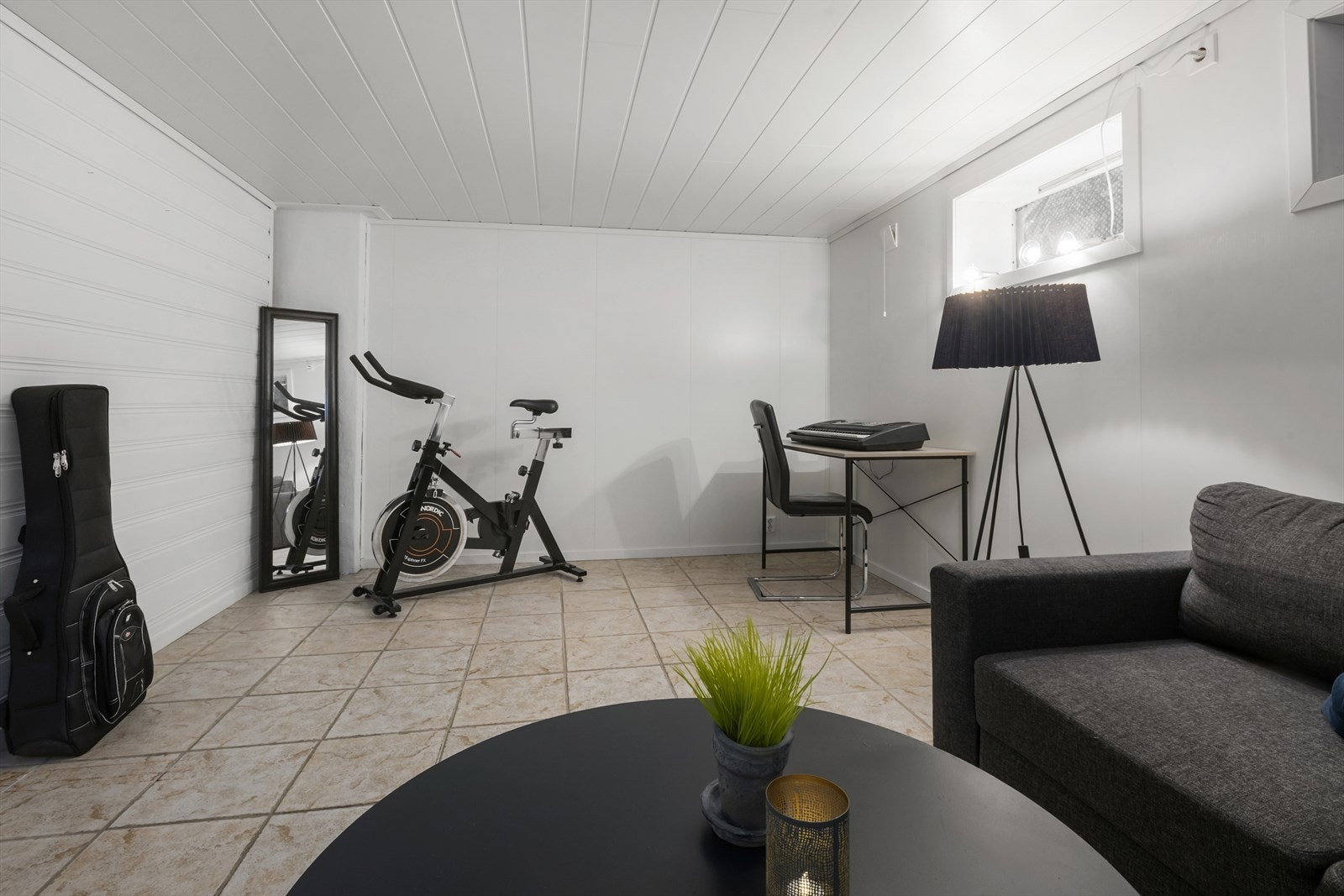 Bod i kjeller er i dag innredet og tatt i bruk som kjellerstue Galleribilde