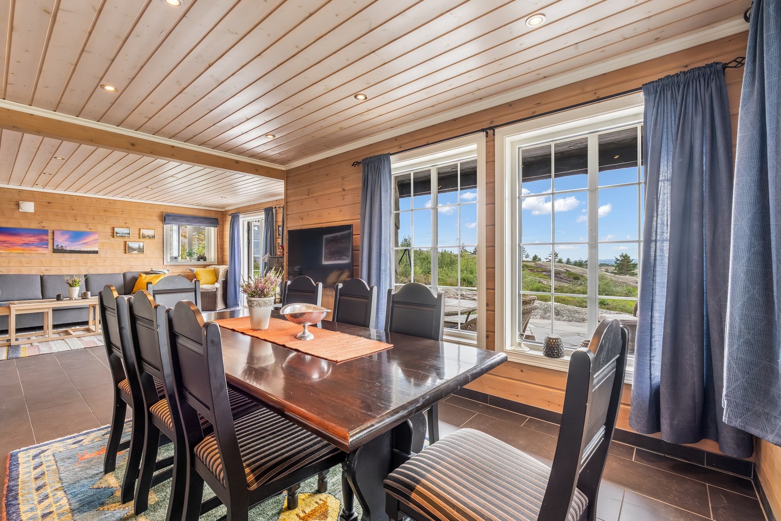 På solrike Blekaveien 65 finner du en velholdt hytte fra 2008 med fire soverom, to bad og gode uteplasser. Galleribilde