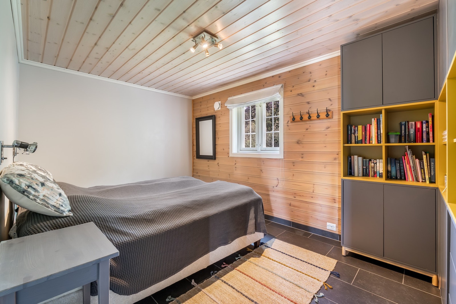 Hovedsoverommet har en romslig utforming som gir gode muligheter for møblering og oppbevaring! Galleribilde