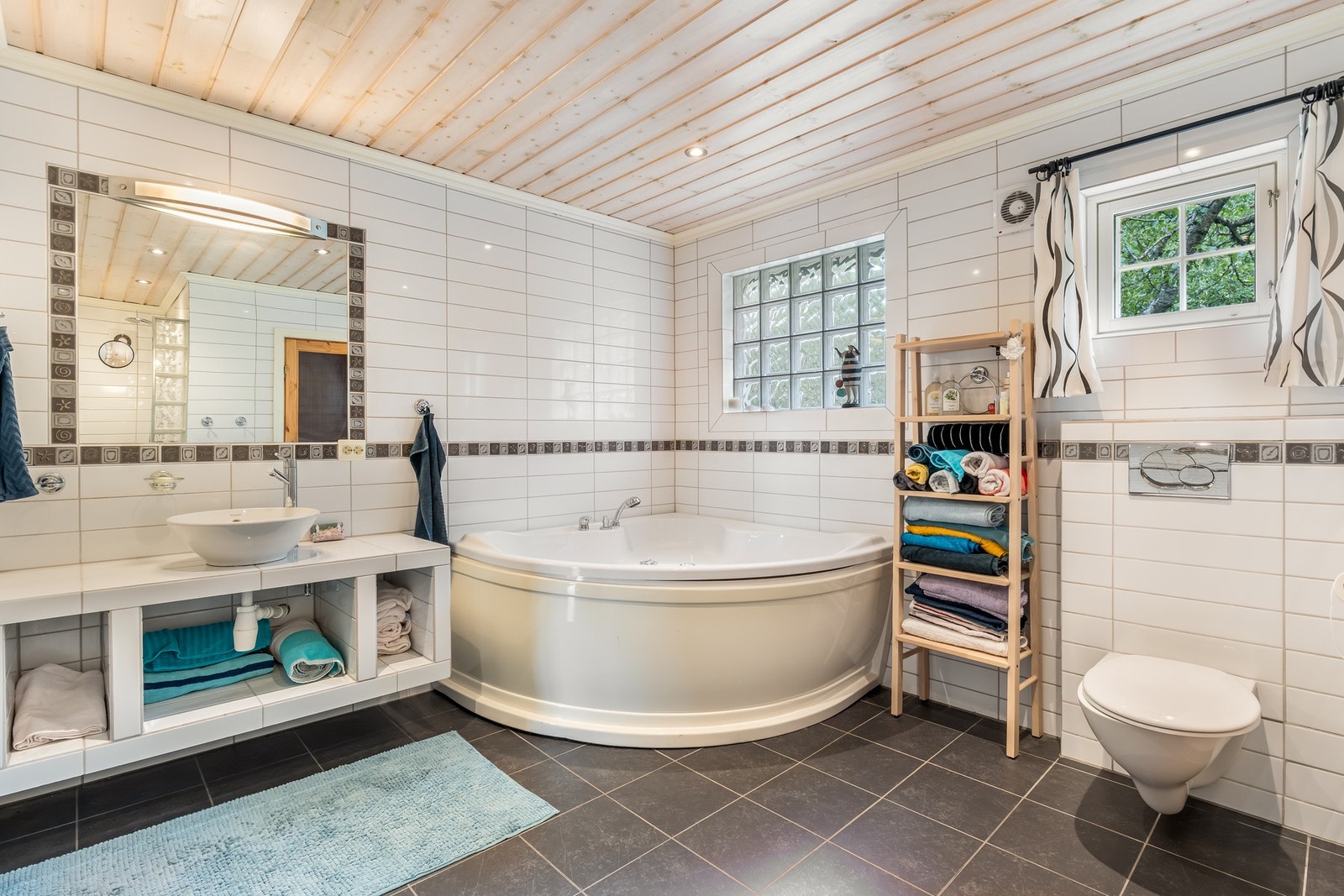 Badet i første etasje er utstyrt med servant, toalett, badekar og dusjhjørne. Innredningen er murt og gir et solid preg. Galleribilde