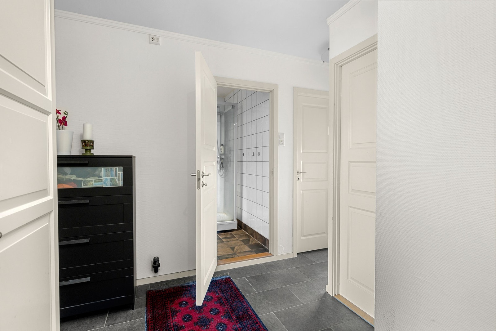 Innbydende og romslig entrè Galleribilde