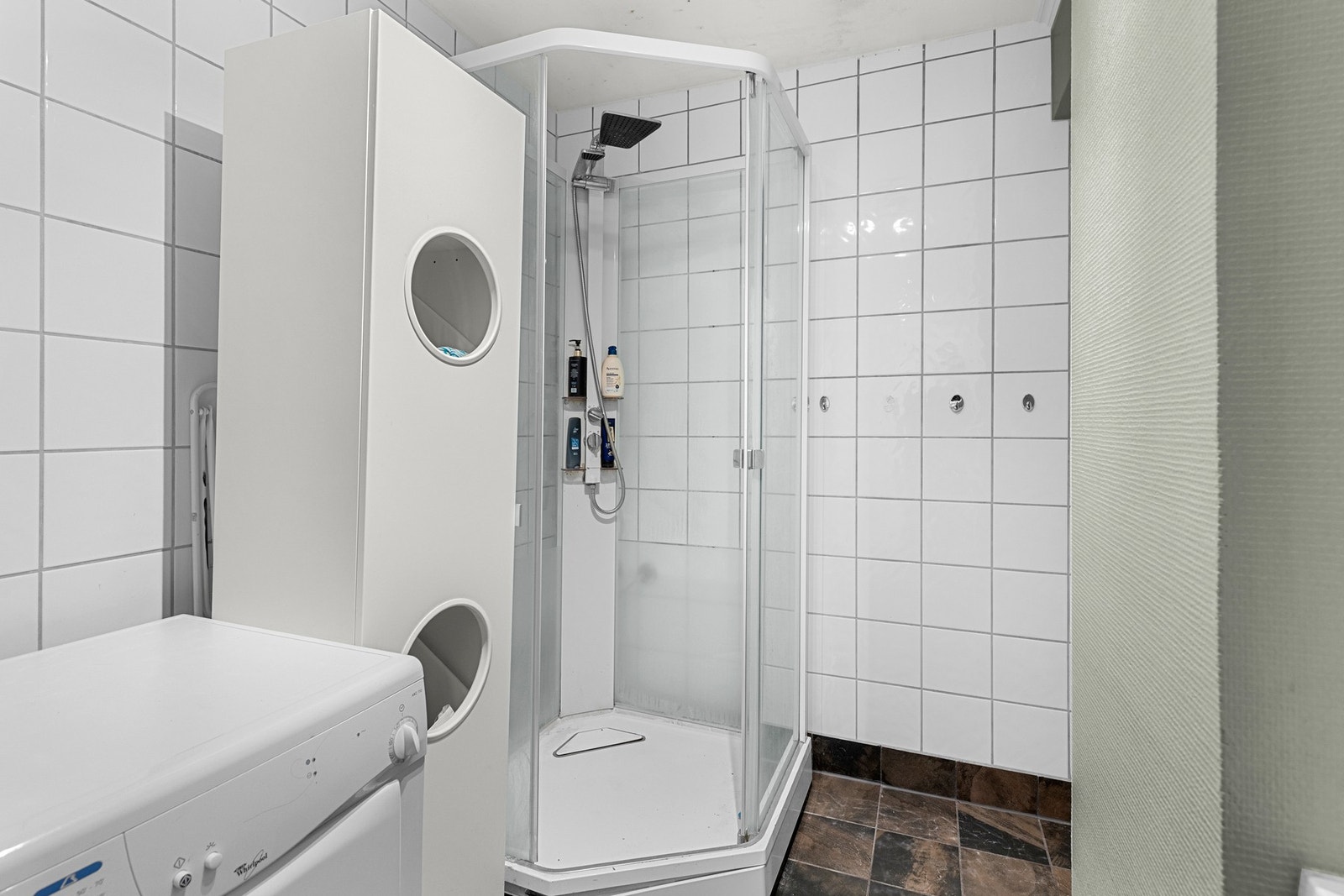 Badet måler 5,9 kvm Galleribilde