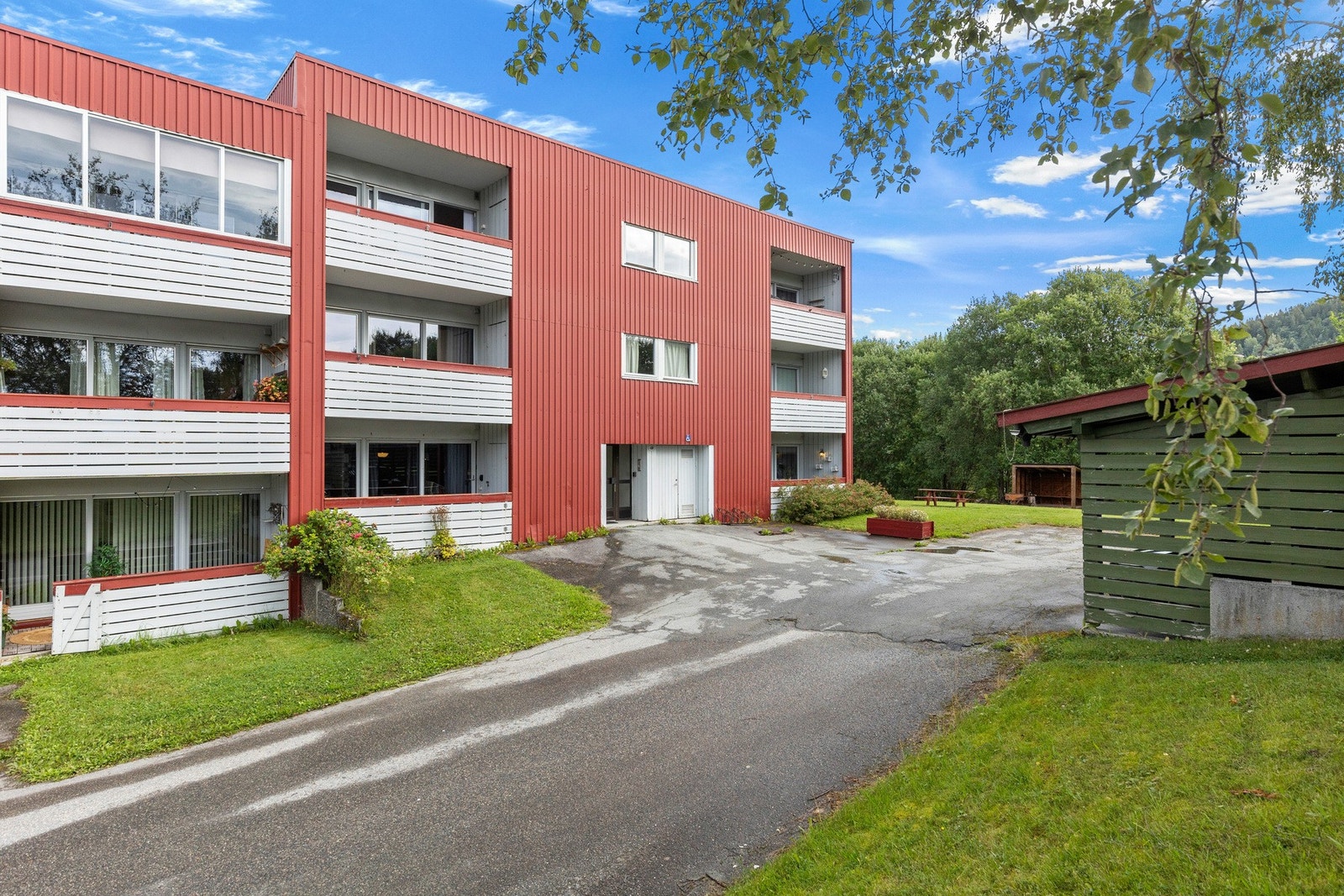 Leiligheten disponerer 1 bod i 1. etasje og en sportsbod ute, samt parkering i felles garasjeanlegg Galleribilde