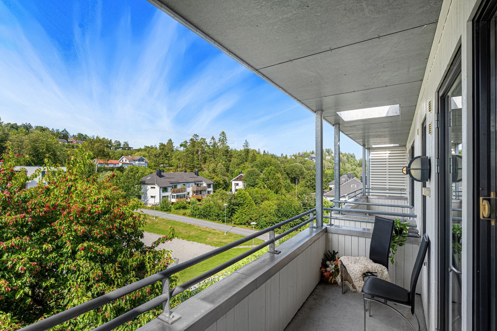 Balkongen er en sval og behagelig plass på varme dager. Galleribilde