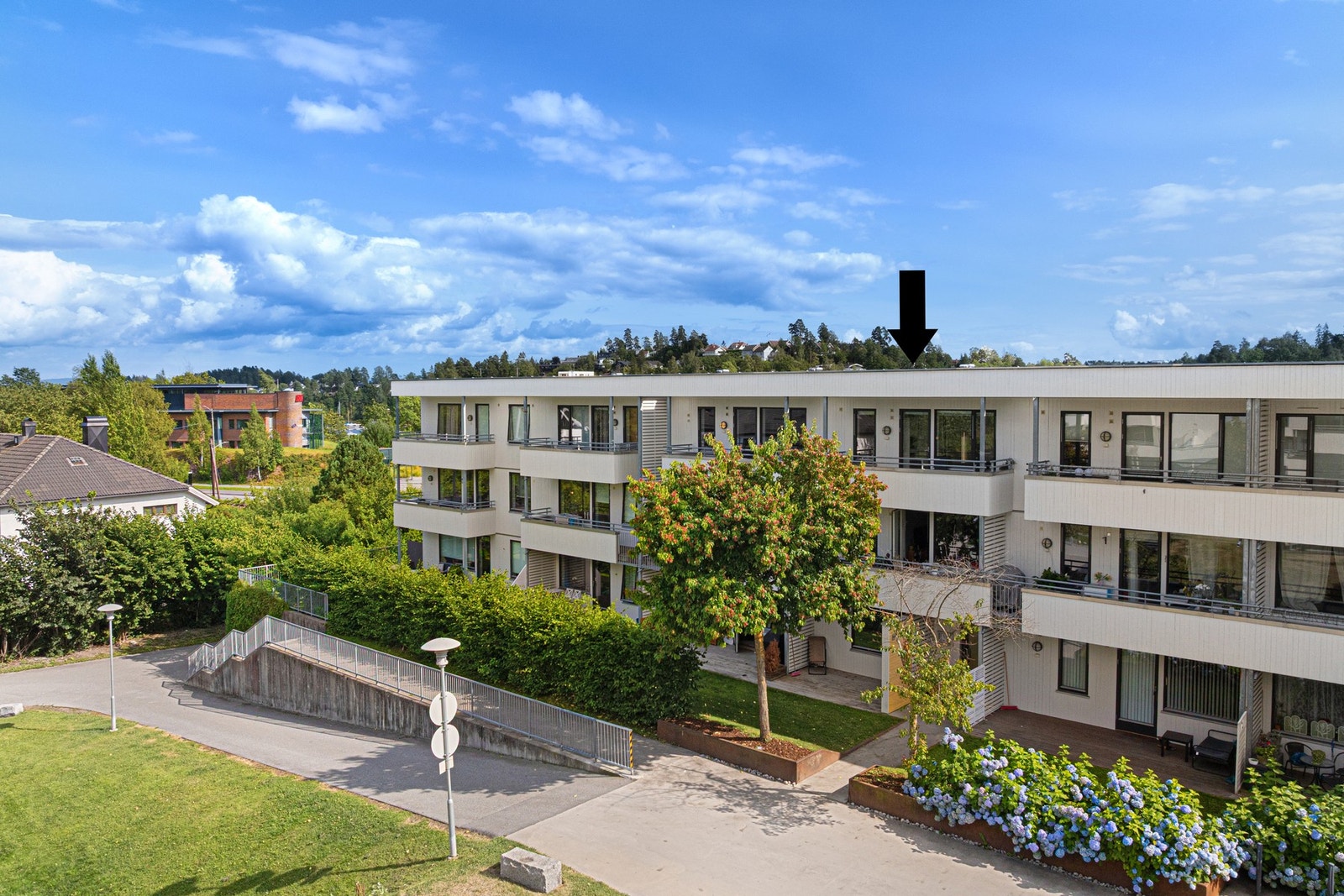 I tillegg til heisadkomst fra garasjen er det også inngang fra bakkeplan. Galleribilde