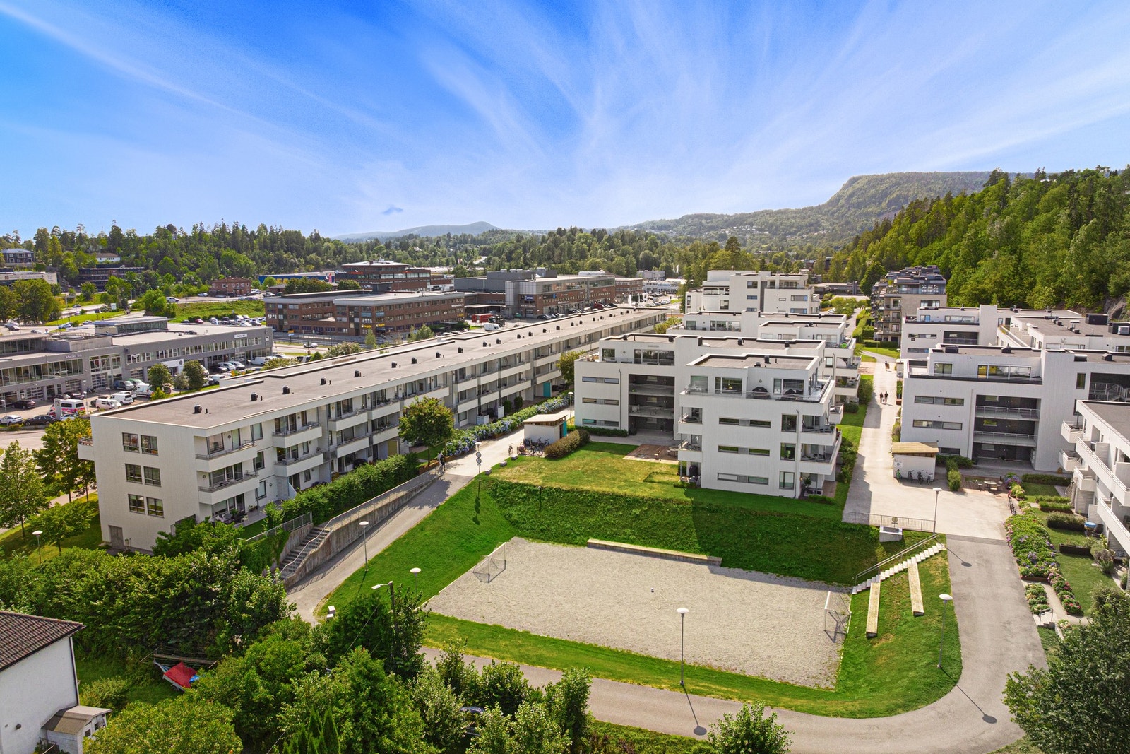 Det er lekeplass, fotballbane, sandkasse og sittegrupper på feltet. Galleribilde
