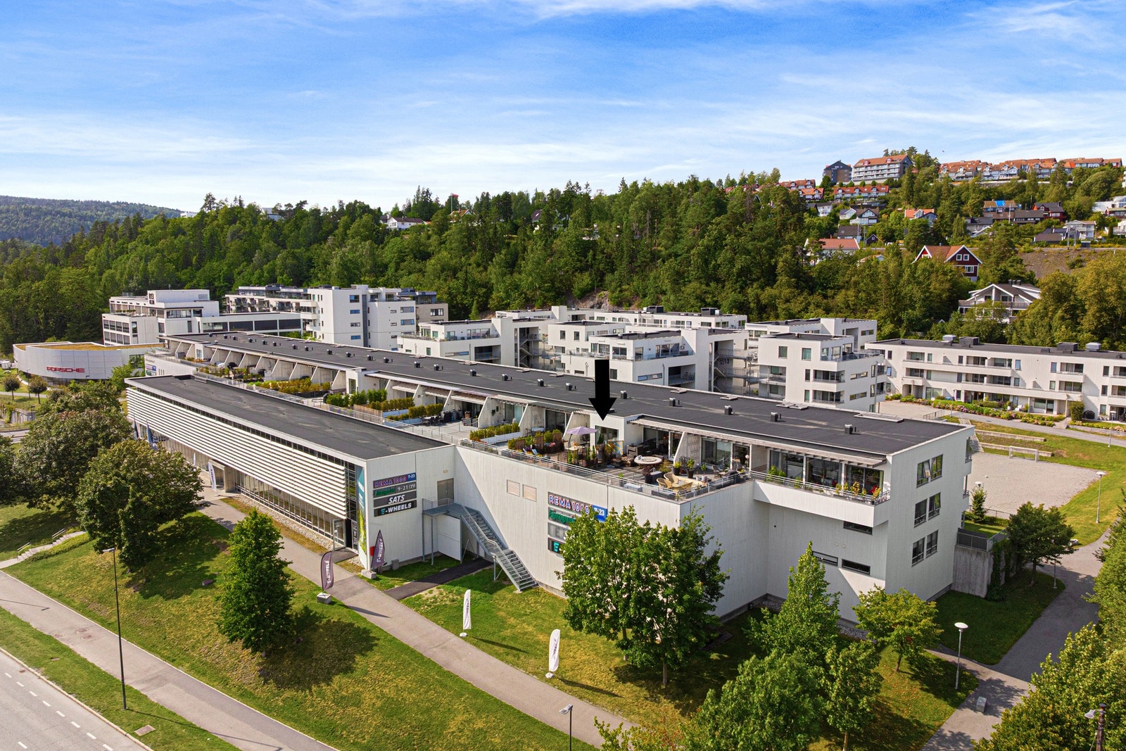 Samtidig som du bor sentralt med kort vei til det meste ligger Lundekroken i rolige omgivelser med et pent opparbeidet fellesområde der det er lett å trives. Galleribilde