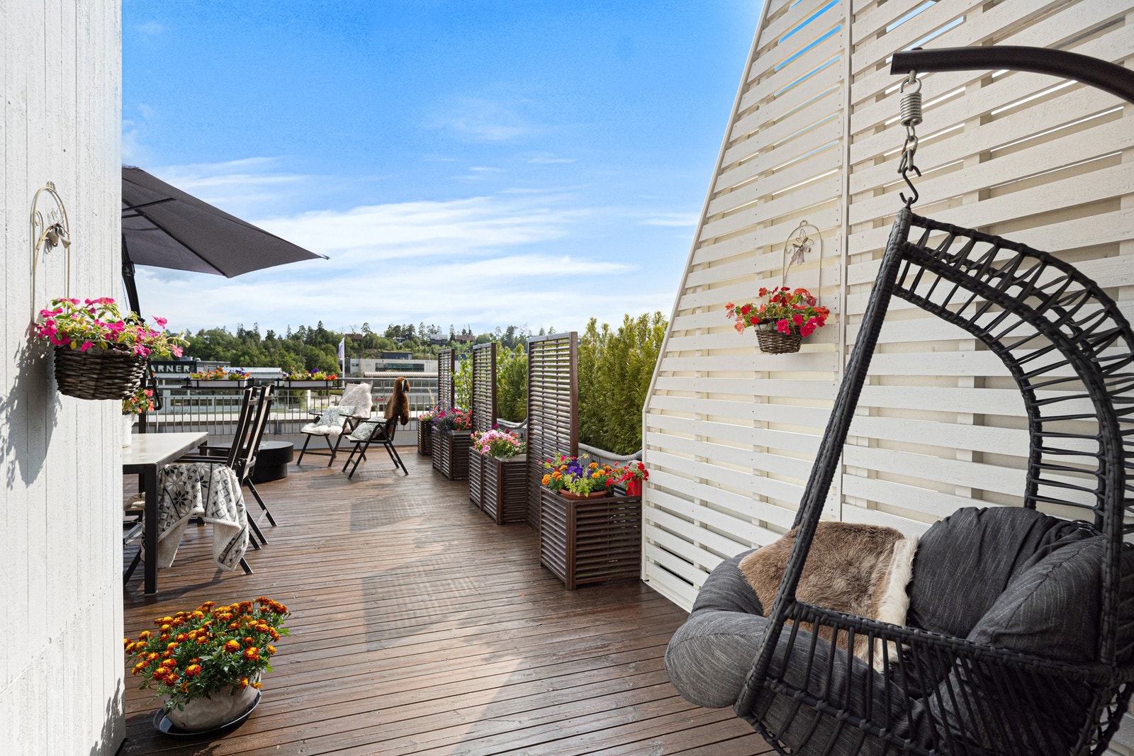 Takterrassen har flere soner med god plass til komfortable utemøbler. Galleribilde