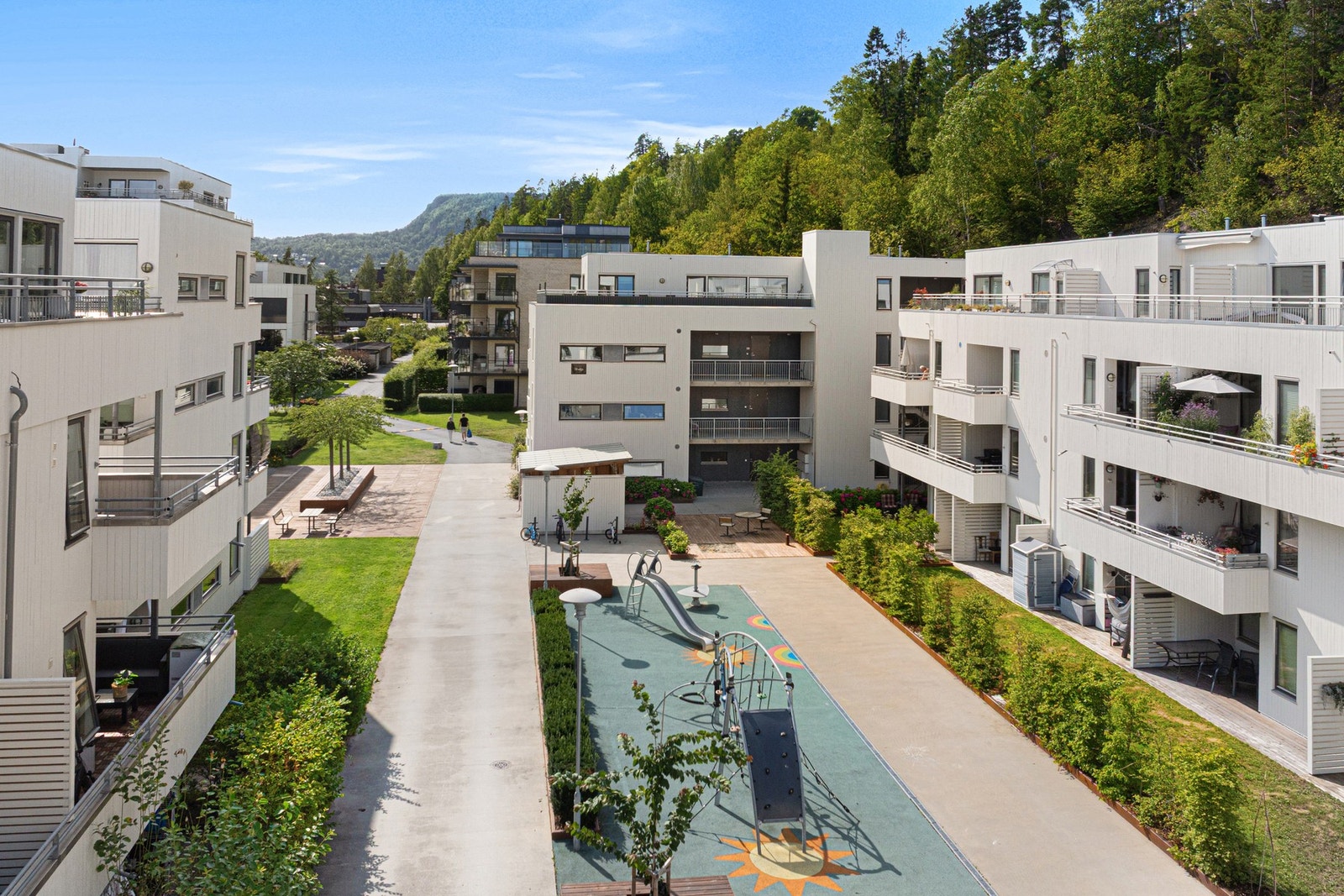 Området inne i Lundekroken er bilfritt og all parkering er under terreng. Dette gjør uteområdet trygt, selv for de minste barna. Galleribilde