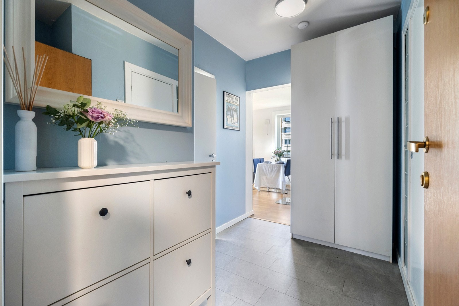 Velkommen inn! Entreen har god plass til yttertøy og sko. Garderobeskap medfølger. Galleribilde