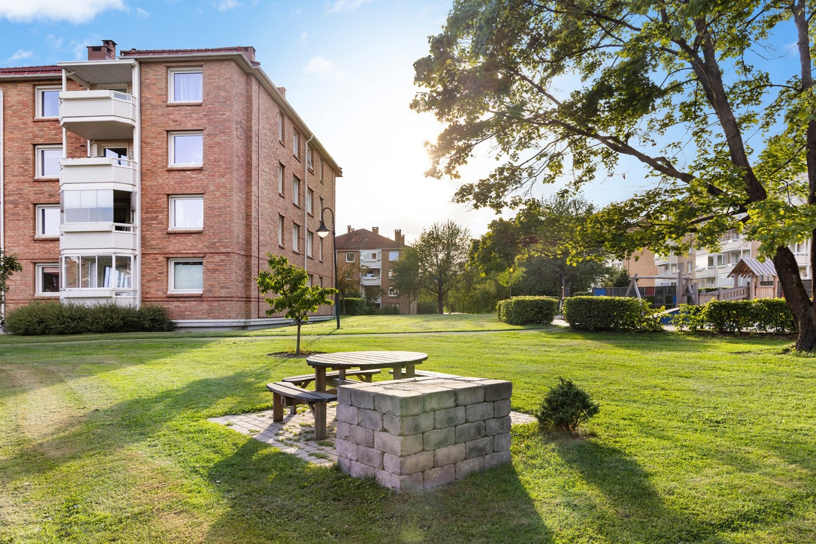 Grønområdene er tilrettelagt for opphold utendørs, med flere grillplasser og uteområder. Galleribilde