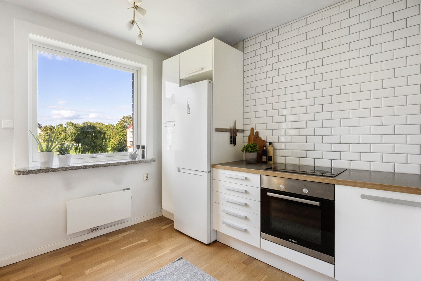 Vindu på kjøkkenet gir godt med naturlig lys. Galleribilde