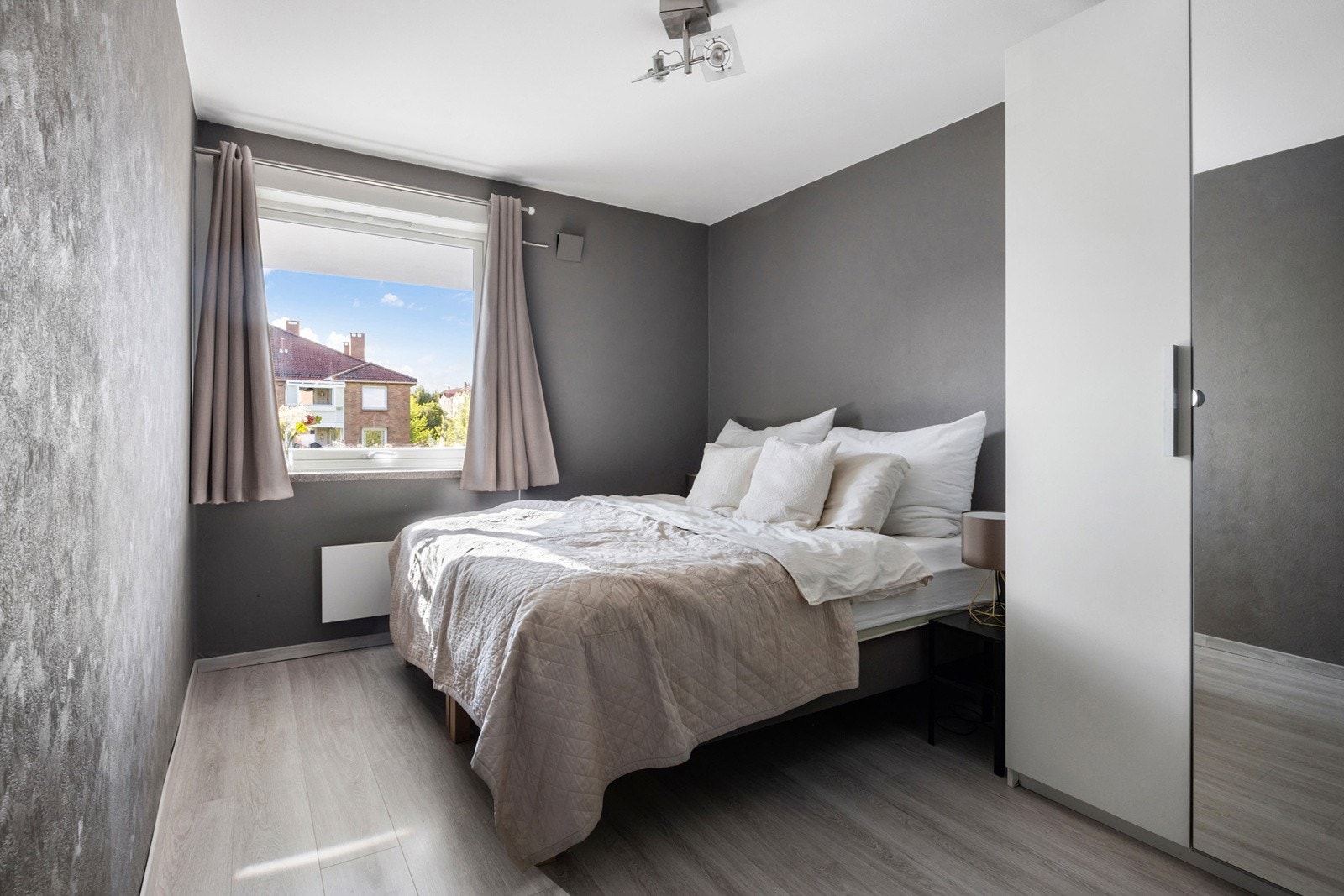 Soverommet er av god størrelse. Det er plass til dobbeltseng, nattbord og annen innredning. Galleribilde