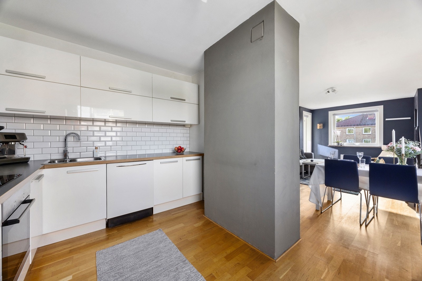 Innredningen har nedfelt oppvaskkum med ett-greps kjøkkenarmatur, stikkontakt over benk og integrert stekeovn og platetopp. Oppvaskmaskin under kjøkkenbenk. 120 liters varmtvannbereder under kjøkkenbenk. Galleribilde