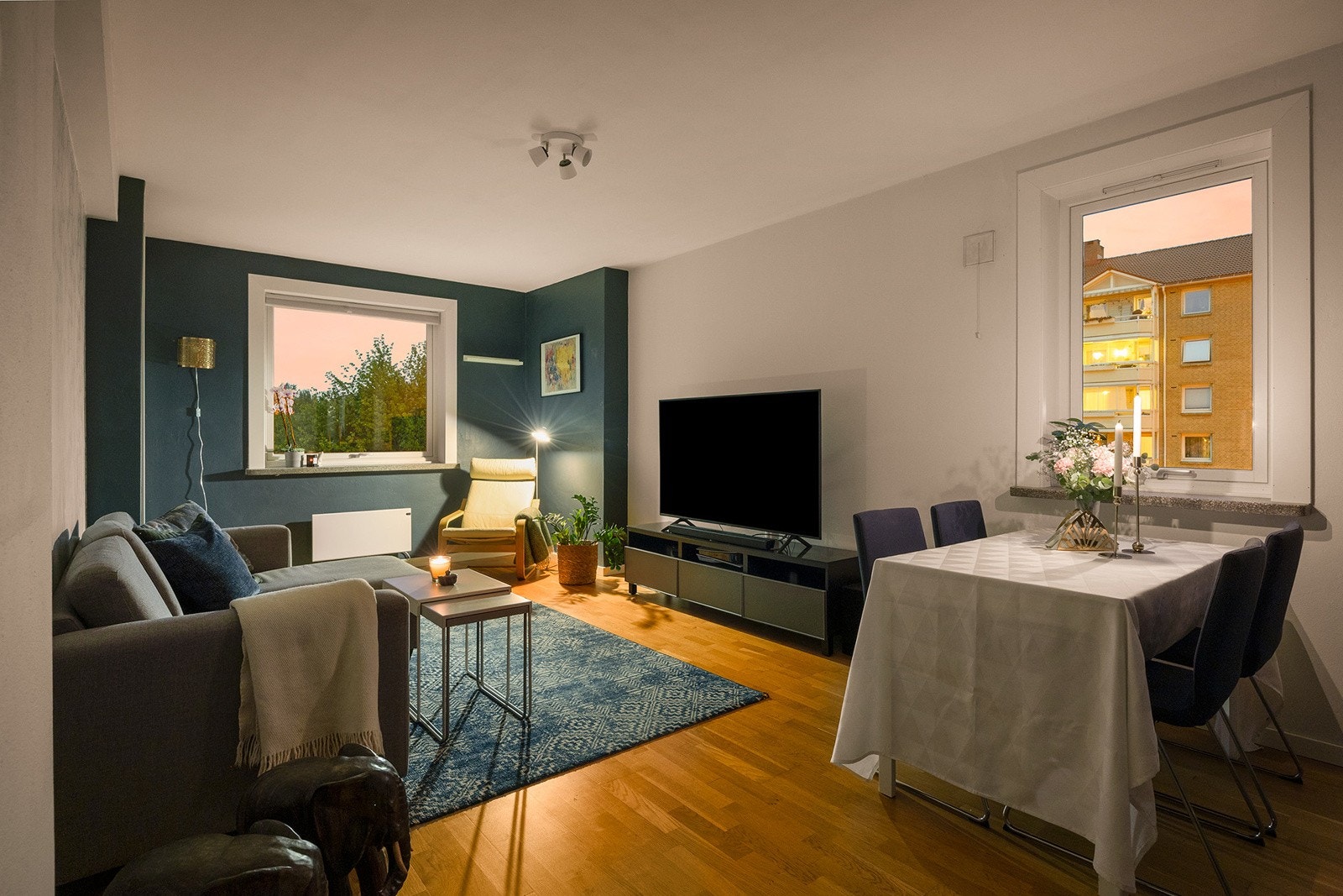 Romslig stue med gode møbleringsmuligheter. Det er plass til sittegruppe, spisebord, TV-benk og annen innredning som skjenk eller lesestol. Galleribilde