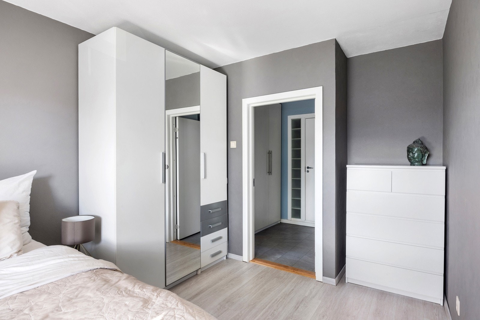 Garderobeskap medfølger. Galleribilde