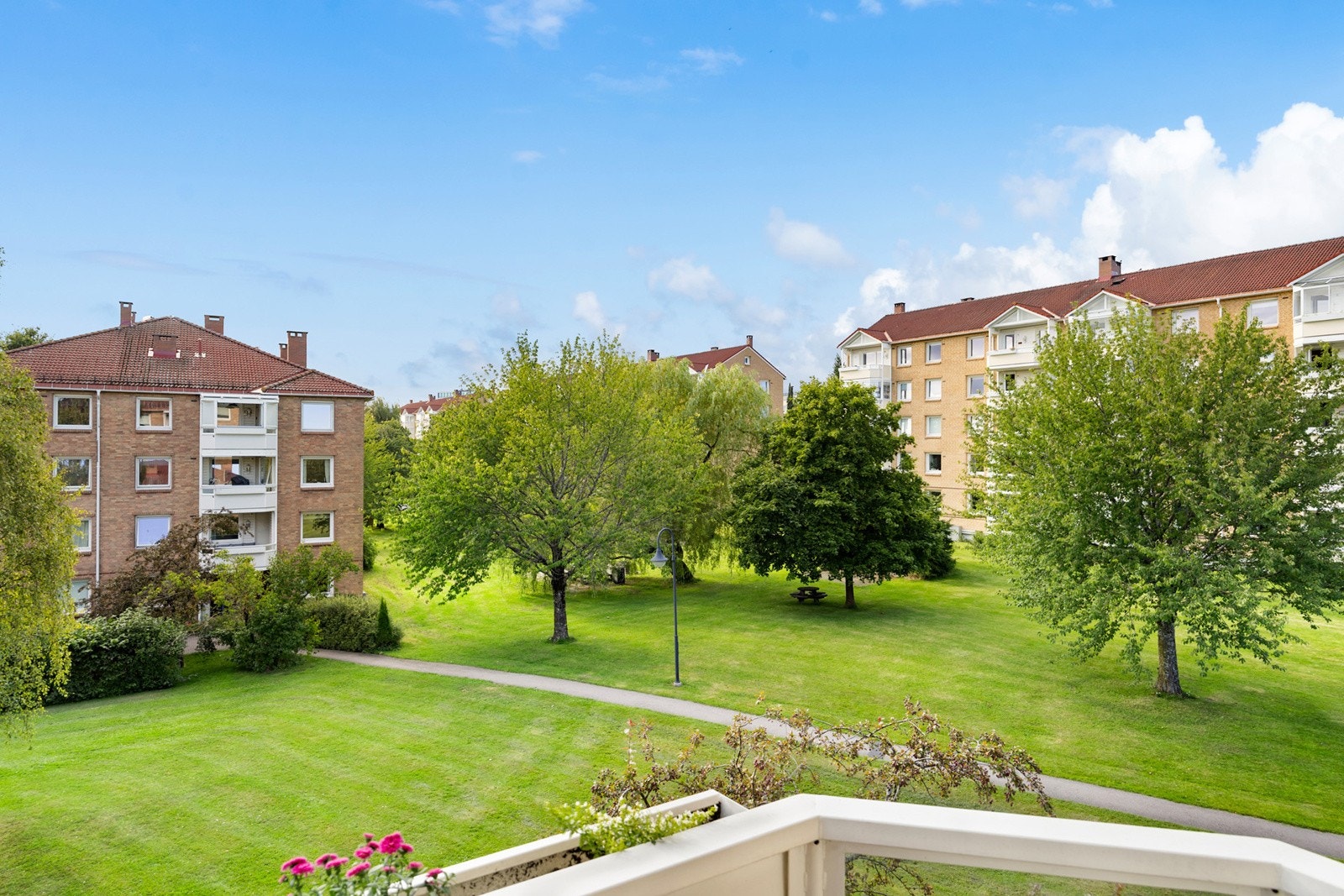 Fra balkongen er det flott utsyn over borettslagets store grøntområder Galleribilde