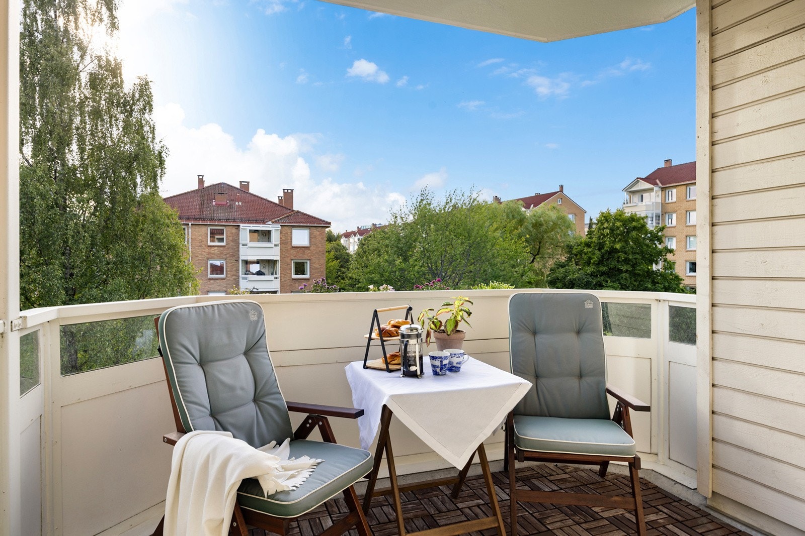 Det er god avstand mellom blokkene på tunet. Galleribilde