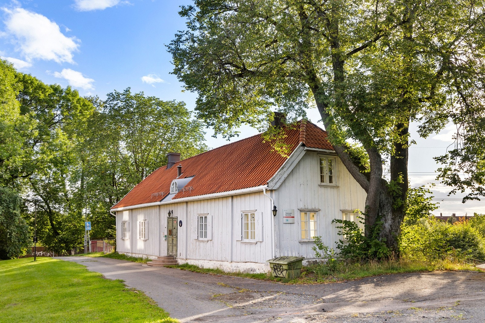 Den bevarte hovedbygningen på Teisen Gård ligger i Prost Hallings vei 10. Teisen Gård er fredet og en stolt del av nabolaget. Galleribilde