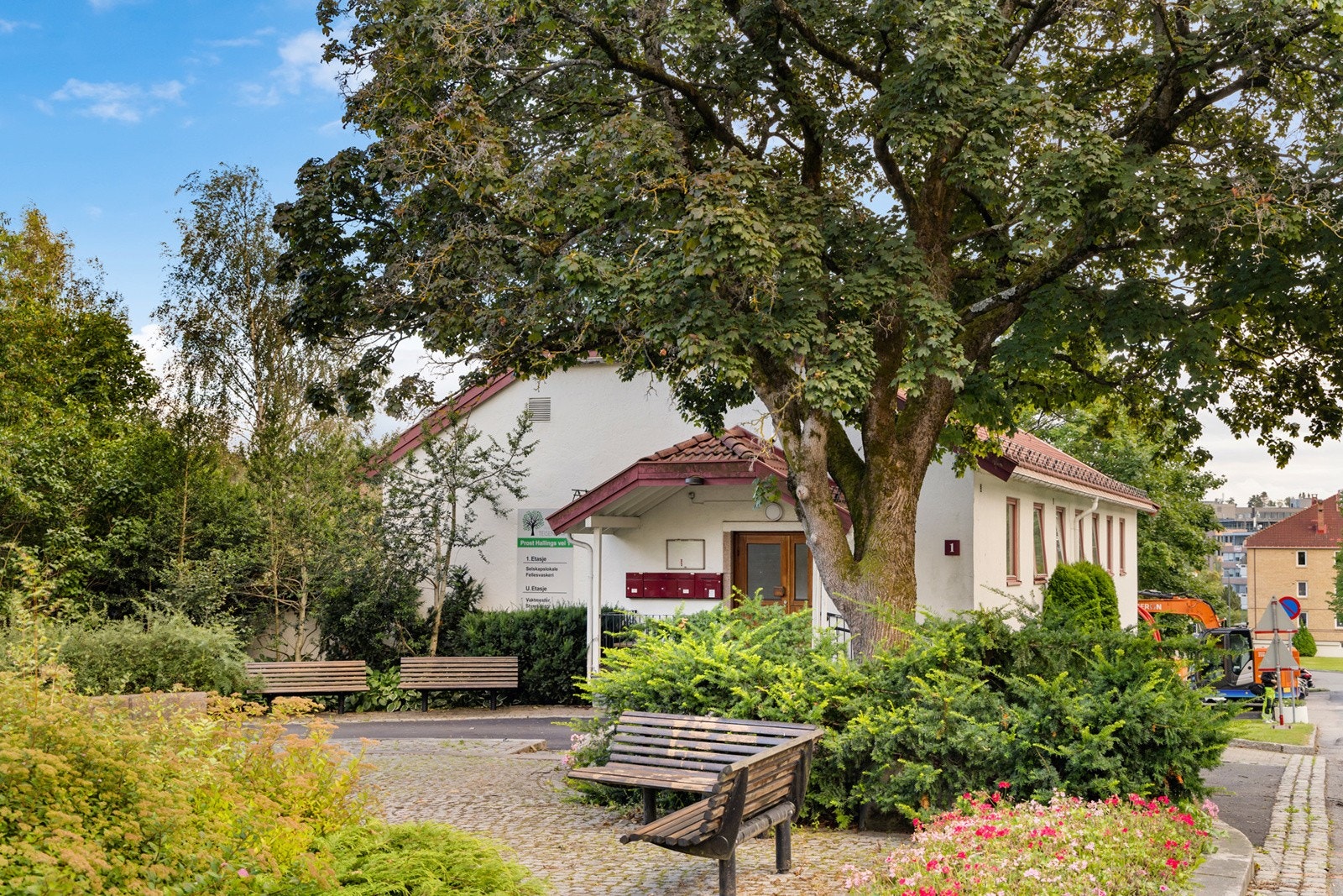 I Prost Hallings vei 1 er det selskapslokale og fellesvaskeri. Selskapslokalet er pent med kjøkken, garderobe, toalett og annet utstyr til ca. 40 personer. Galleribilde