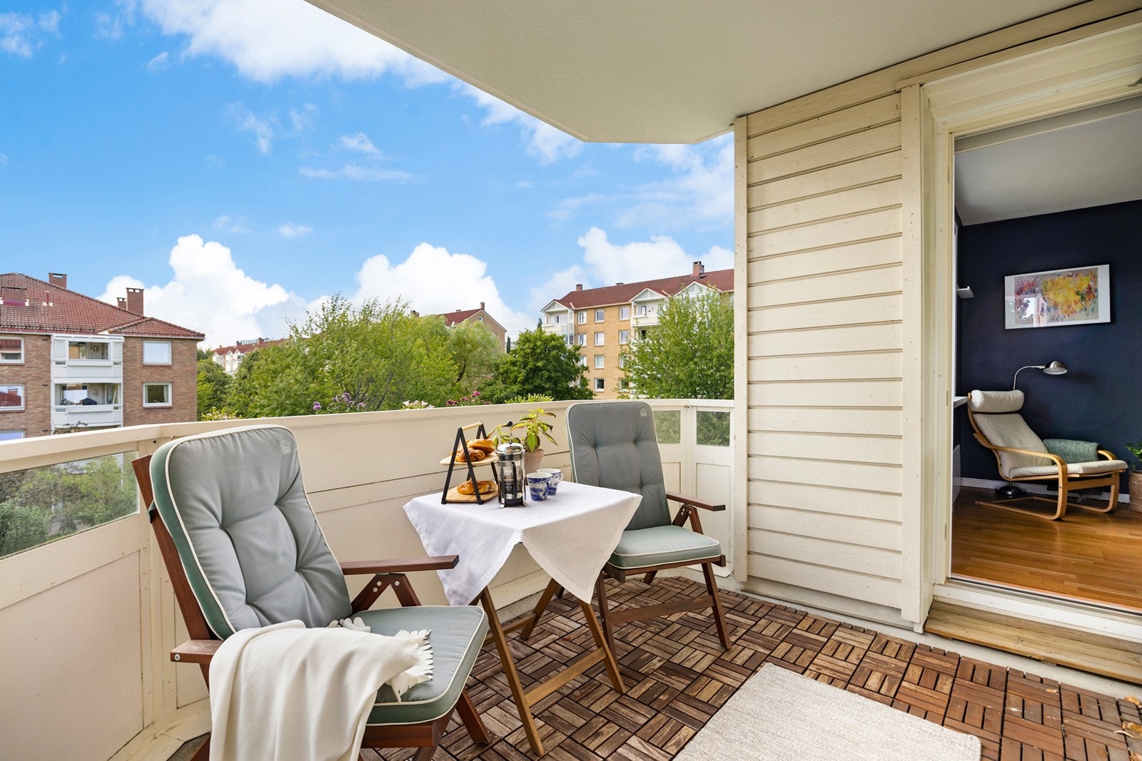 Balkongdøren er praktisk plassert i hjørnet og gir ekstra plass til utemøbler. Galleribilde