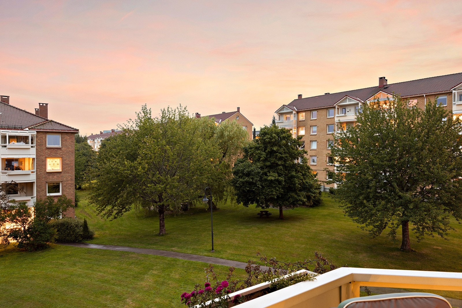 Rolig kveldsstemning i nabolaget! Galleribilde