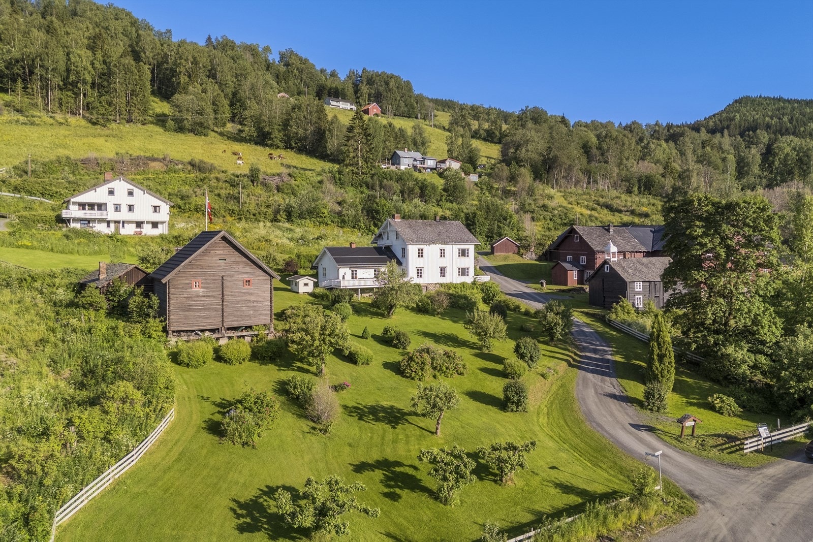 Eiendommen ligger like sør for Tretten sentrum (Stav), med kort vei rett ut til E-6. Det er ca. 25 min. til Lillehammer Galleribilde