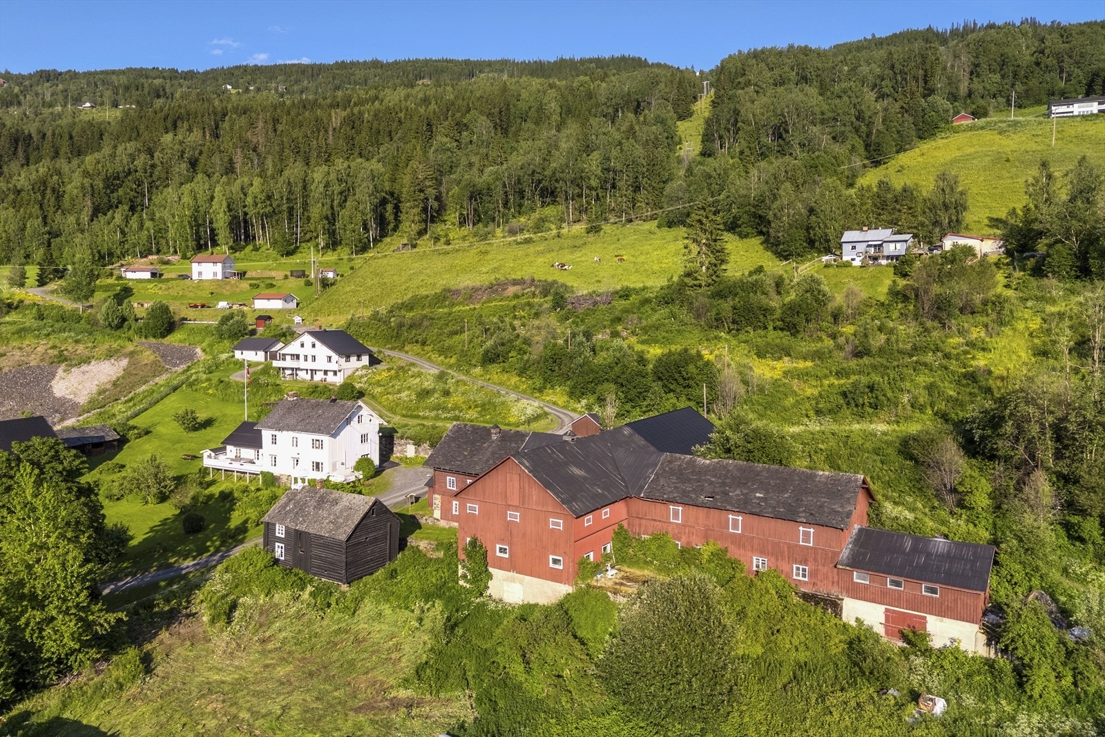 Gardstunet består av to boliger, to stabbur, driftsbygning samt dobbel bilgarasje og skåle for kårbolig. I tillegg et mindre bygg Galleribilde