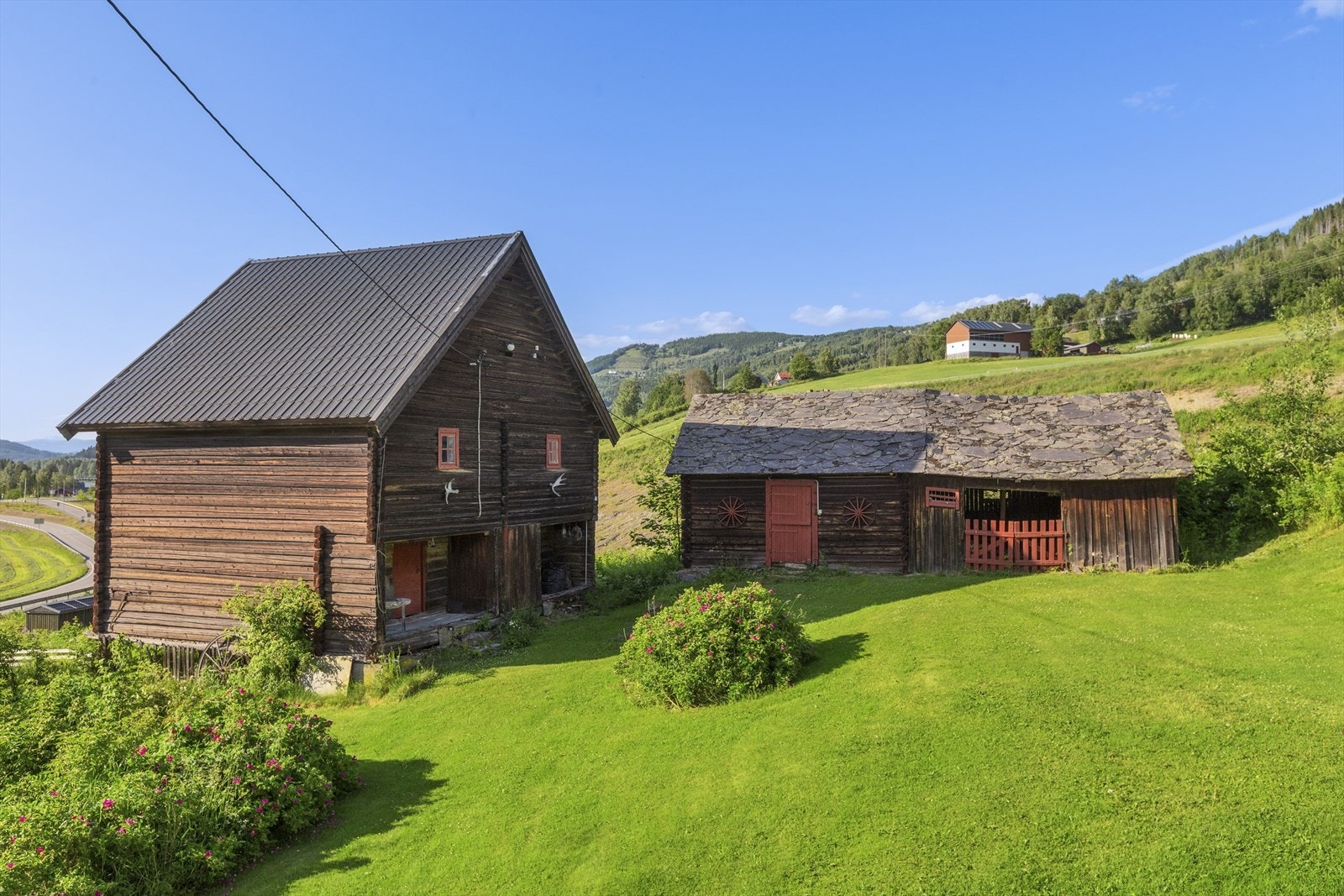 Eiendommen Holmen ligger i et aktiv landbruksområde på Tretten i Øyer kommune, ca. 10 min. nord for Øyer og Hafjell Galleribilde