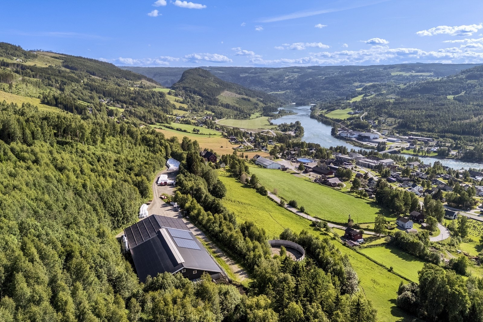 Fellesfjøset er på 1950 kvm. og ligger rett ovenfor sentrum av Tretten Galleribilde