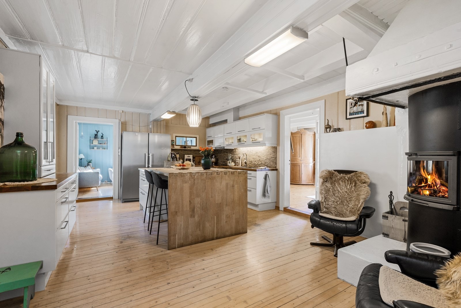 Stort og romslig kjøkken med peis Galleribilde