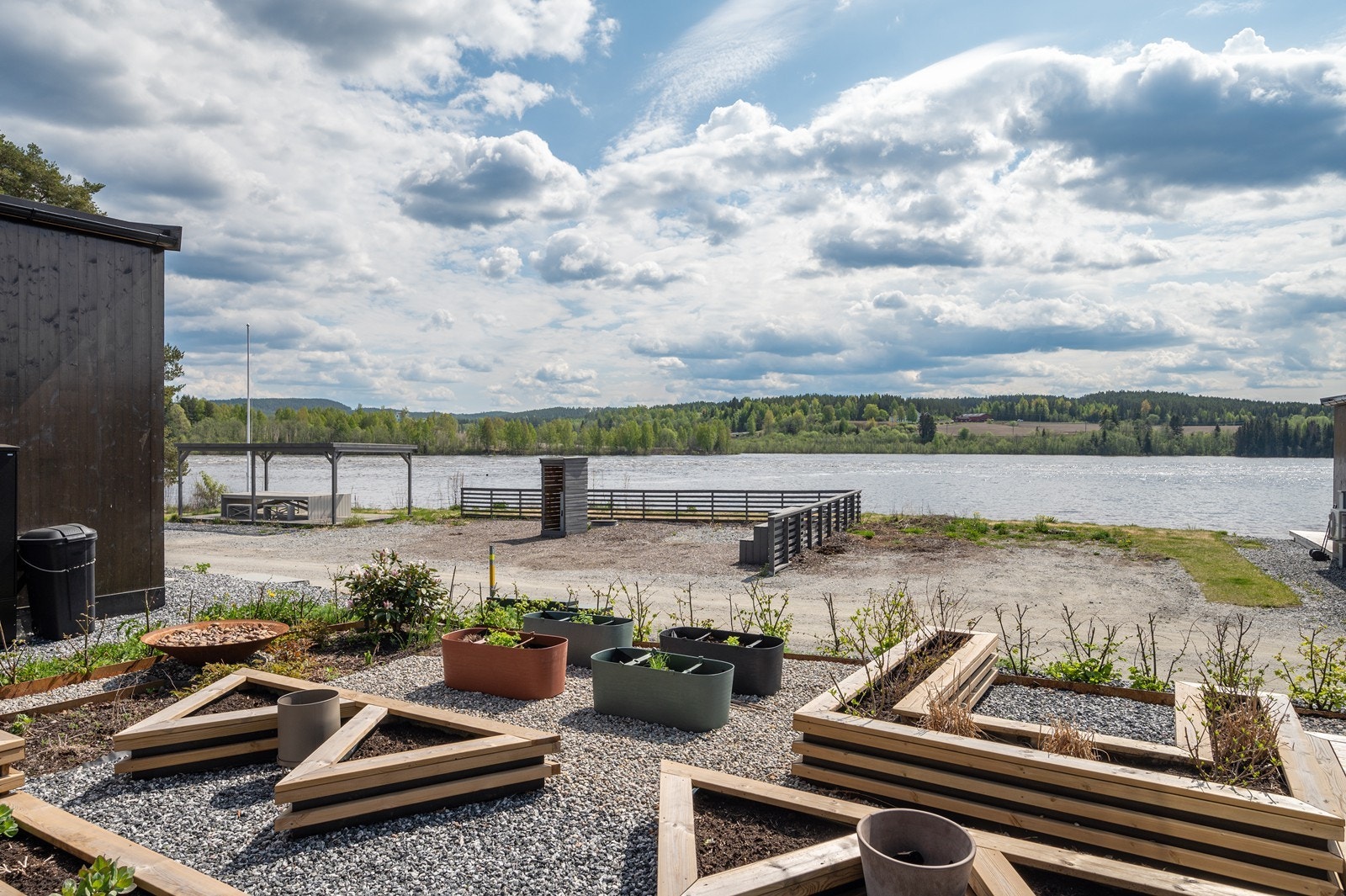 På andre siden av Glomma ligger naturskjønne åkerområder og skogkledde åser. Galleribilde