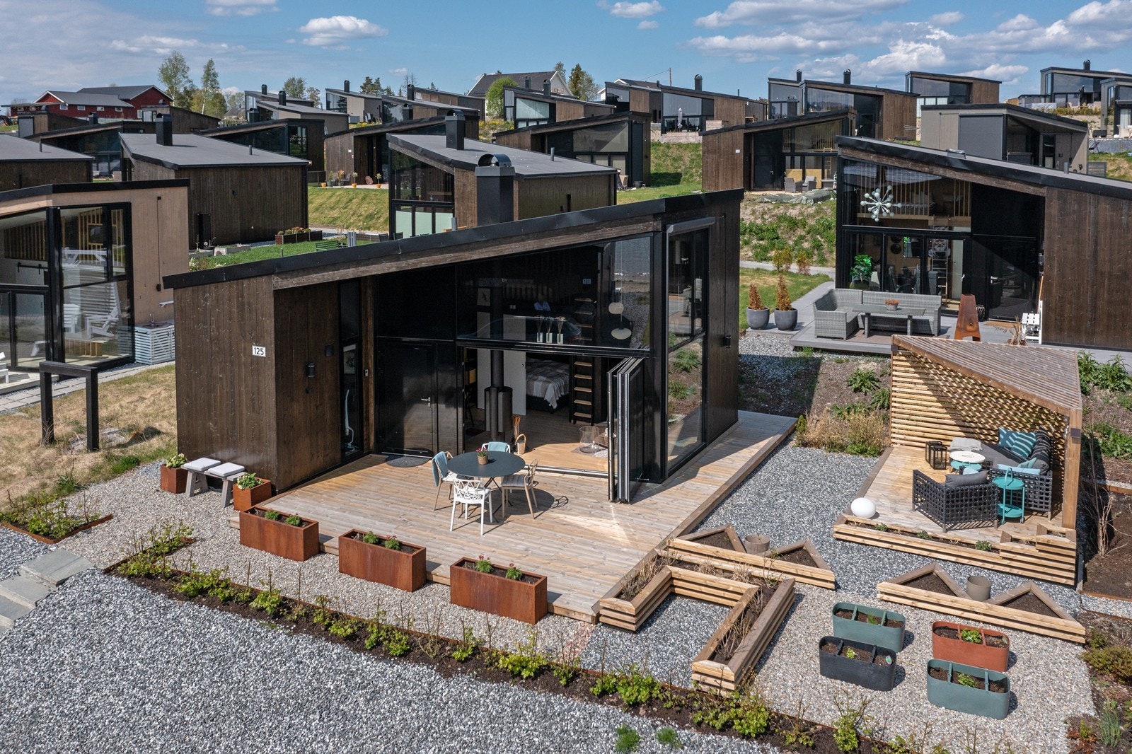 Eiendommen ligger fint til på et landlig, relativt nyetablert og barnevennlig hyttområde. Galleribilde