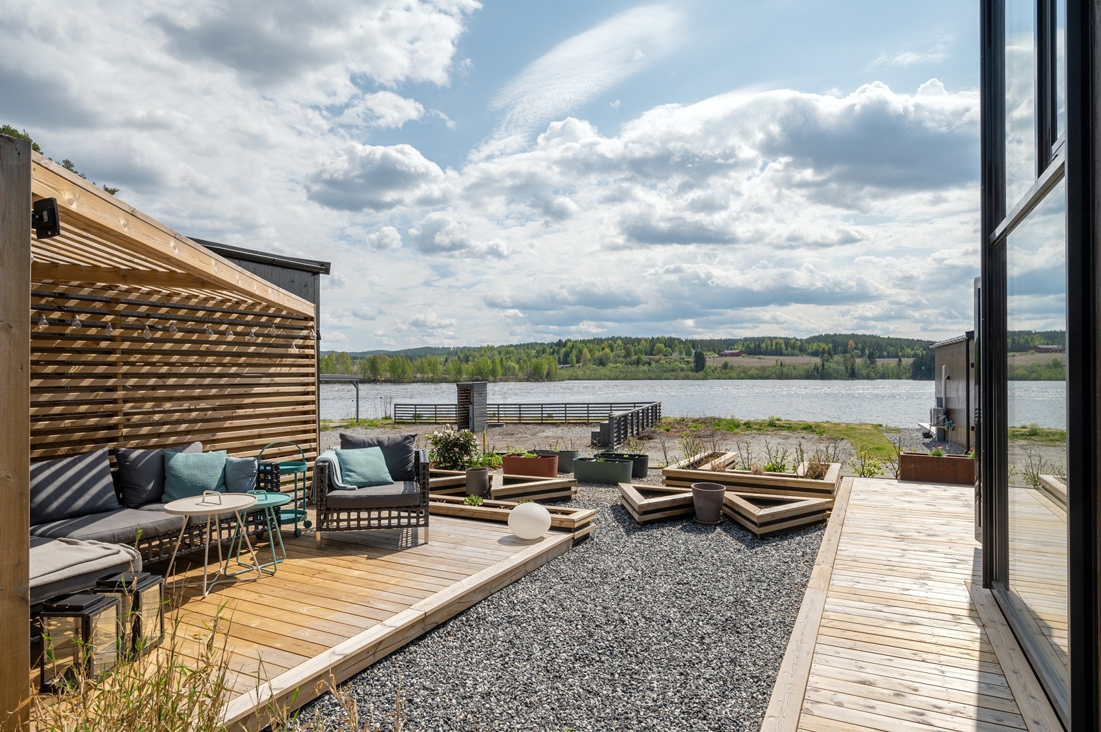 Det er flott utsikt mot Glomma og strandområdet fra uteplassen. Galleribilde